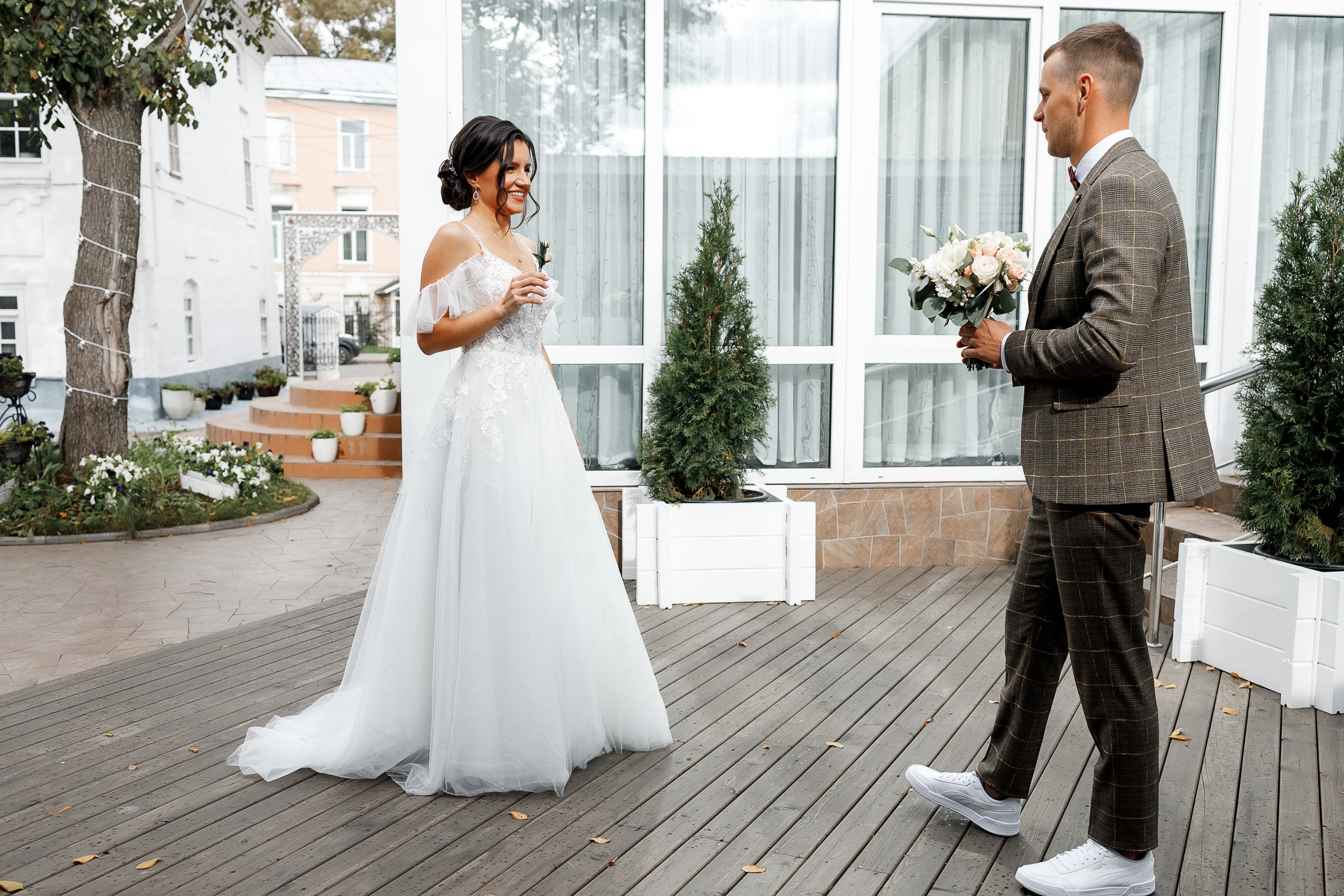 First look в уютном дворике гостиницы. Олег Сверчков | Свадебный фотограф Вологда