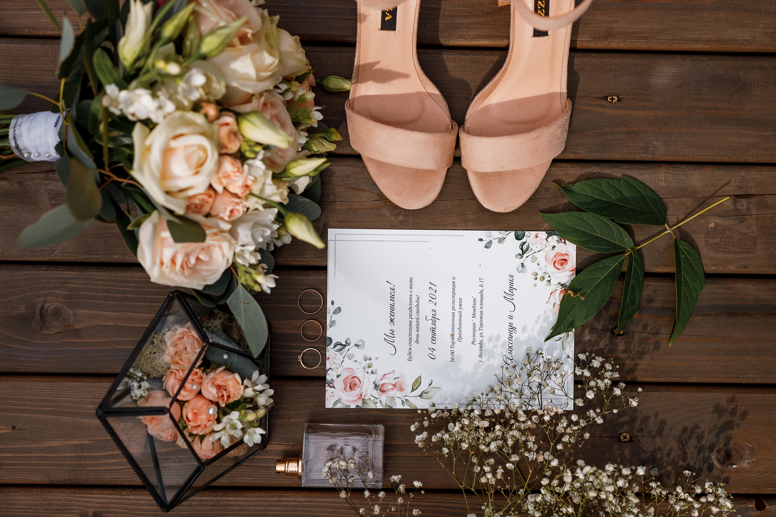 First look в уютном дворике гостиницы. Олег Сверчков | Свадебный фотограф Вологда