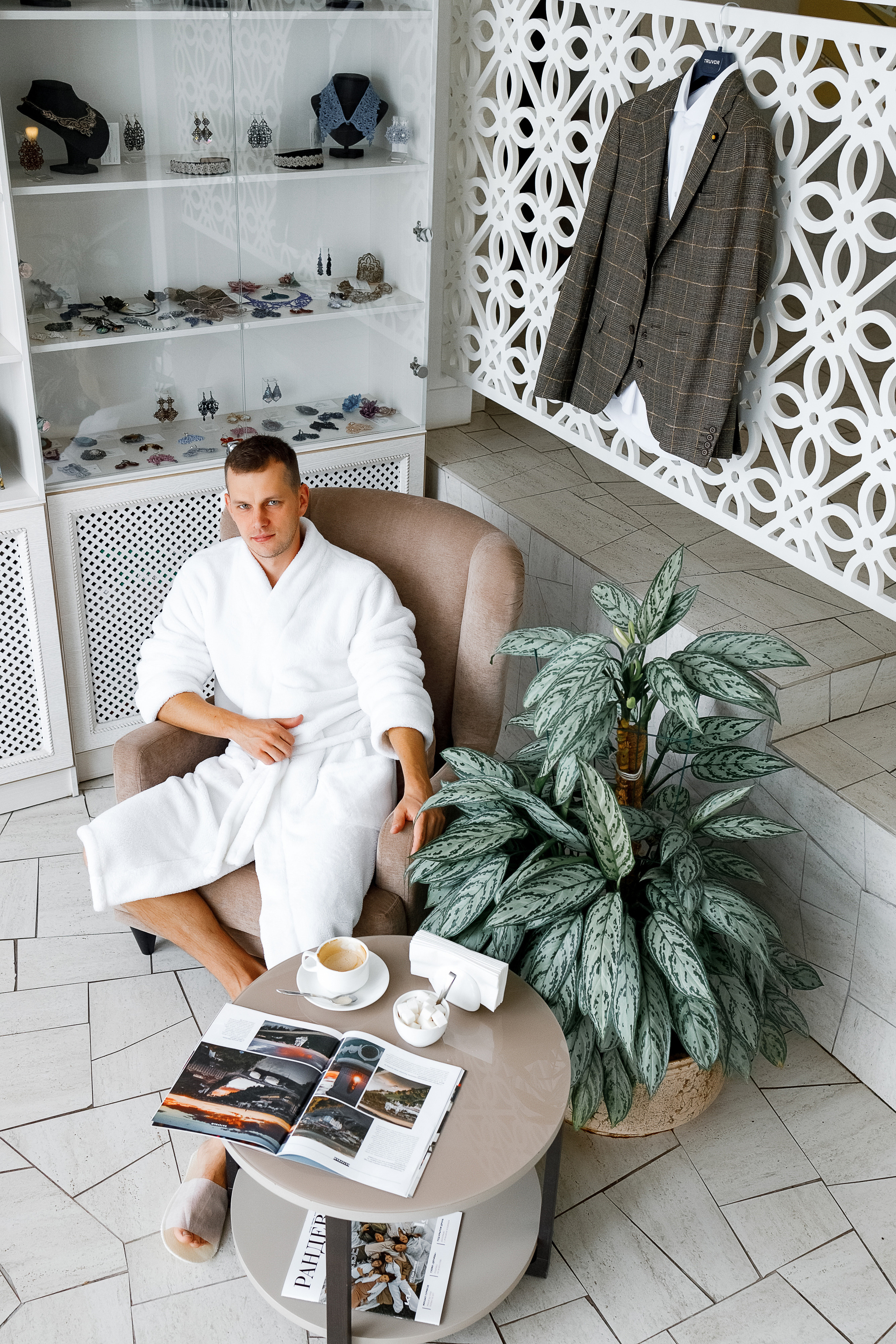 First look в уютном дворике гостиницы. Олег Сверчков | Свадебный фотограф Вологда