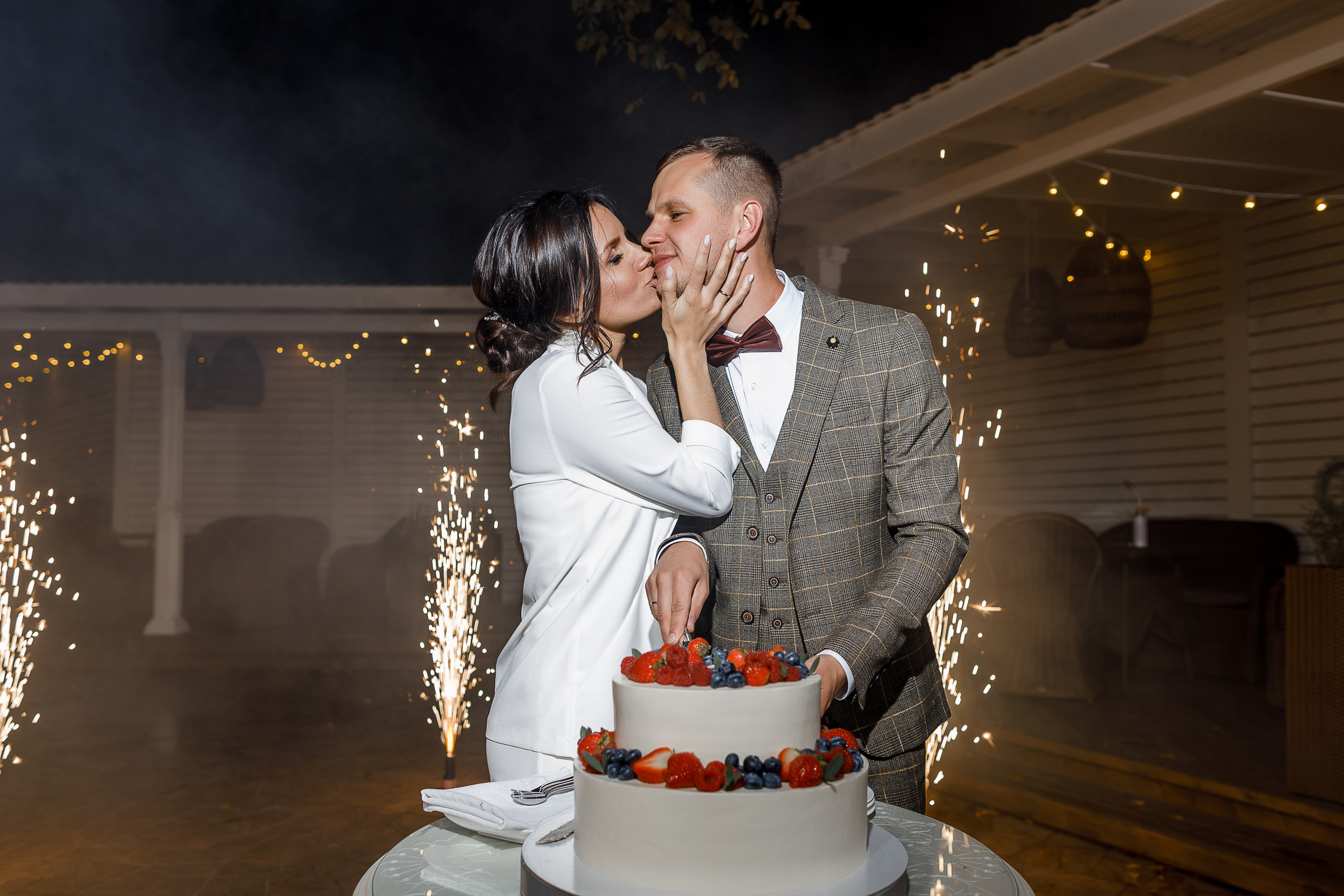 First look в уютном дворике гостиницы. Олег Сверчков | Свадебный фотограф Вологда