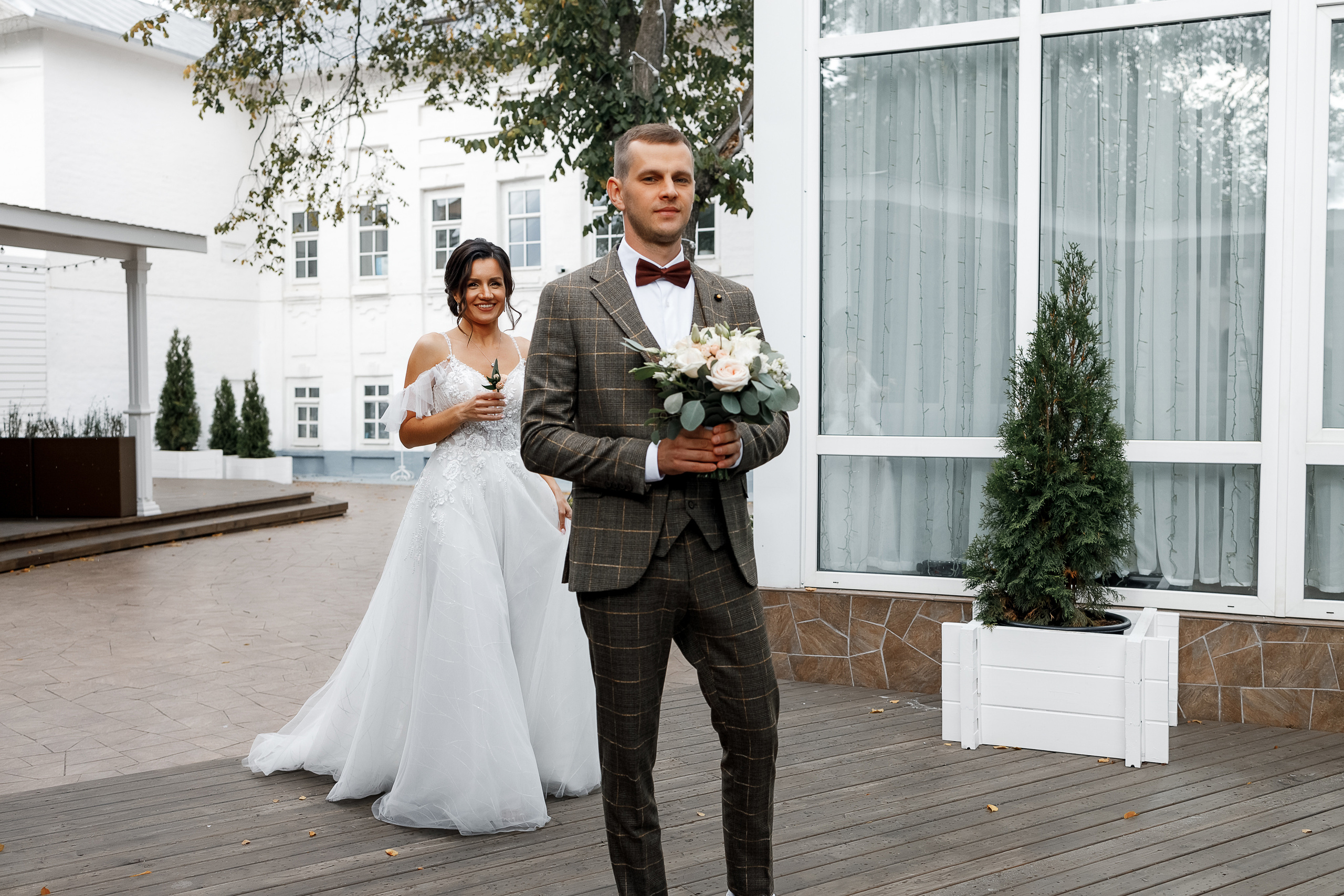 First look в уютном дворике гостиницы. Олег Сверчков | Свадебный фотограф Вологда