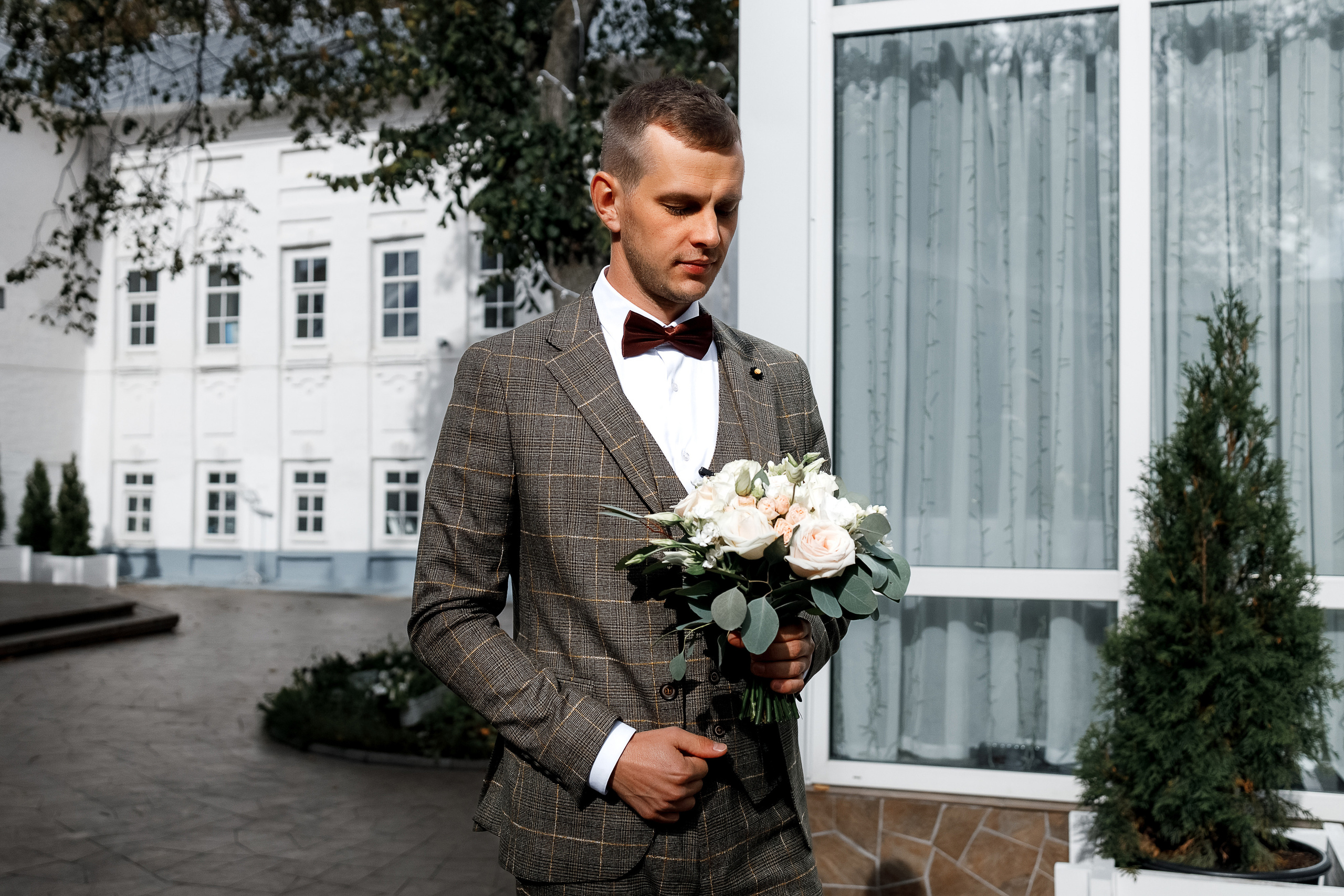 First look в уютном дворике гостиницы. Олег Сверчков | Свадебный фотограф Вологда