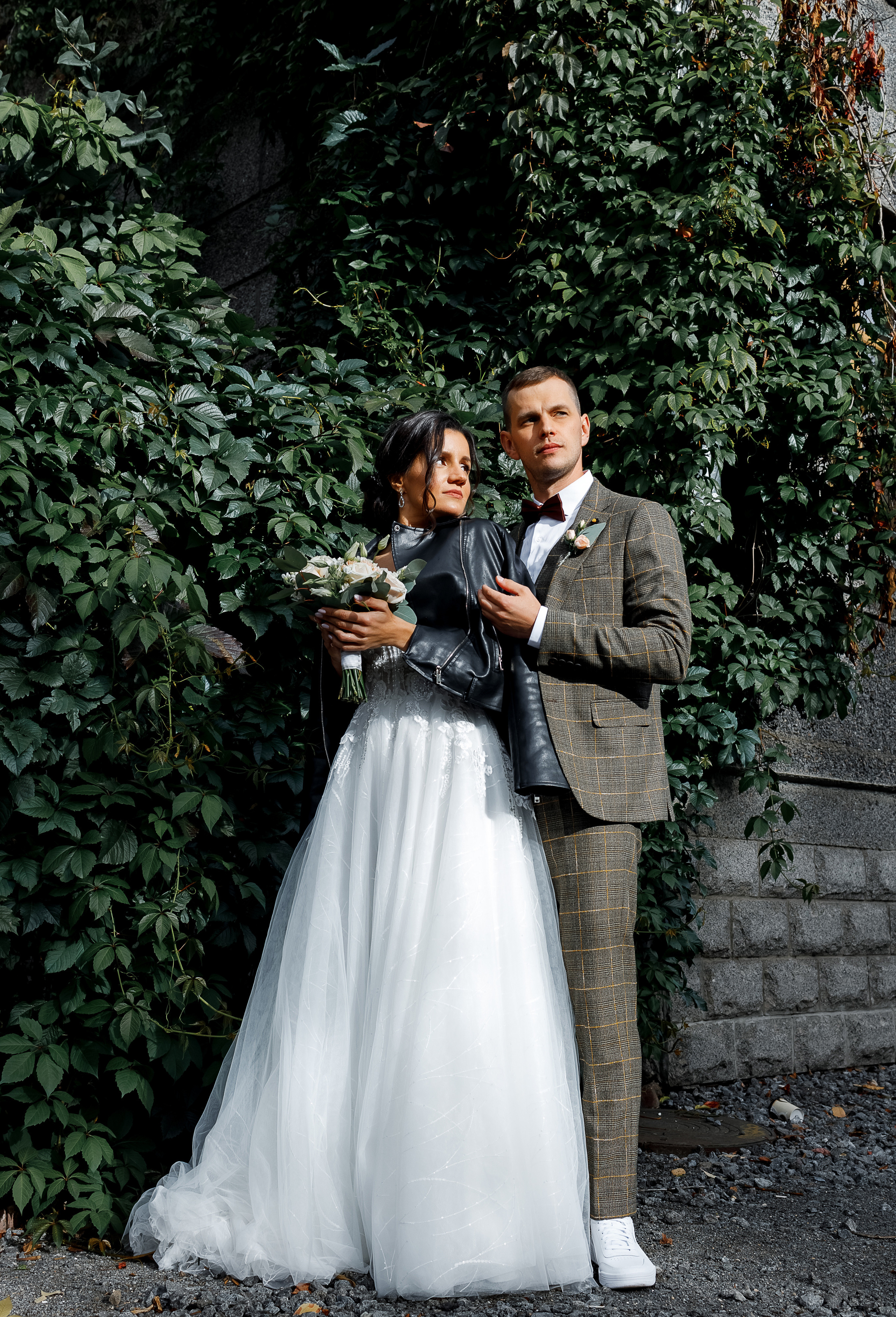 First look в уютном дворике гостиницы. Олег Сверчков | Свадебный фотограф Вологда