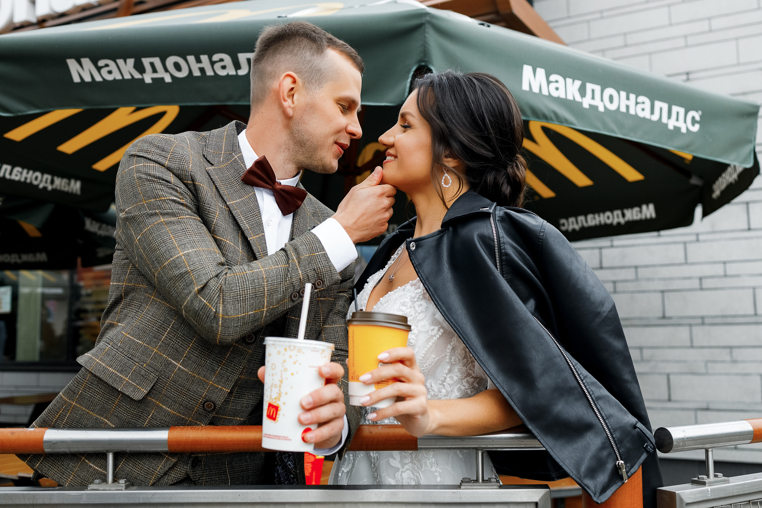 First look в уютном дворике гостиницы. Олег Сверчков | Свадебный фотограф Вологда