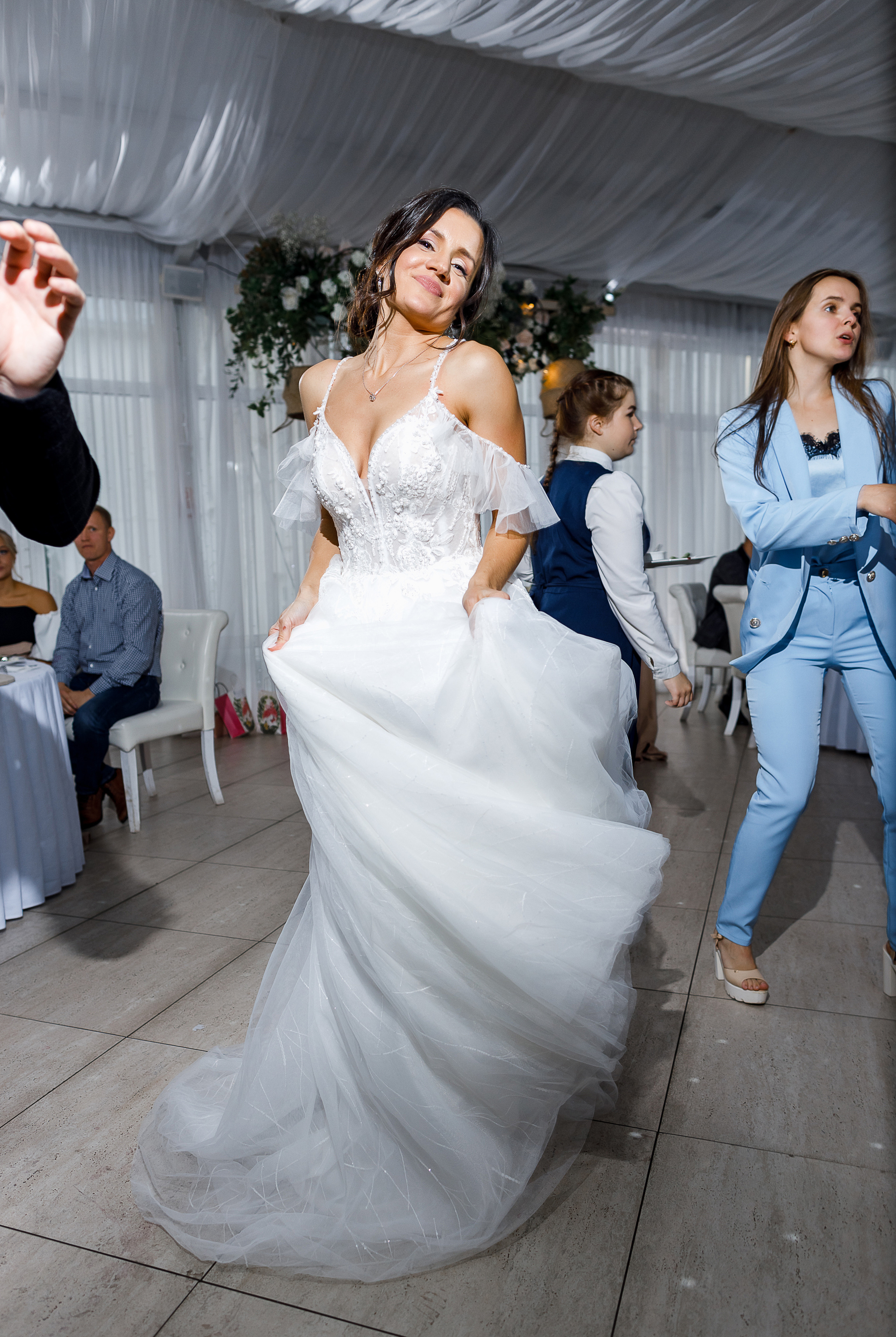 First look в уютном дворике гостиницы. Олег Сверчков | Свадебный фотограф Вологда