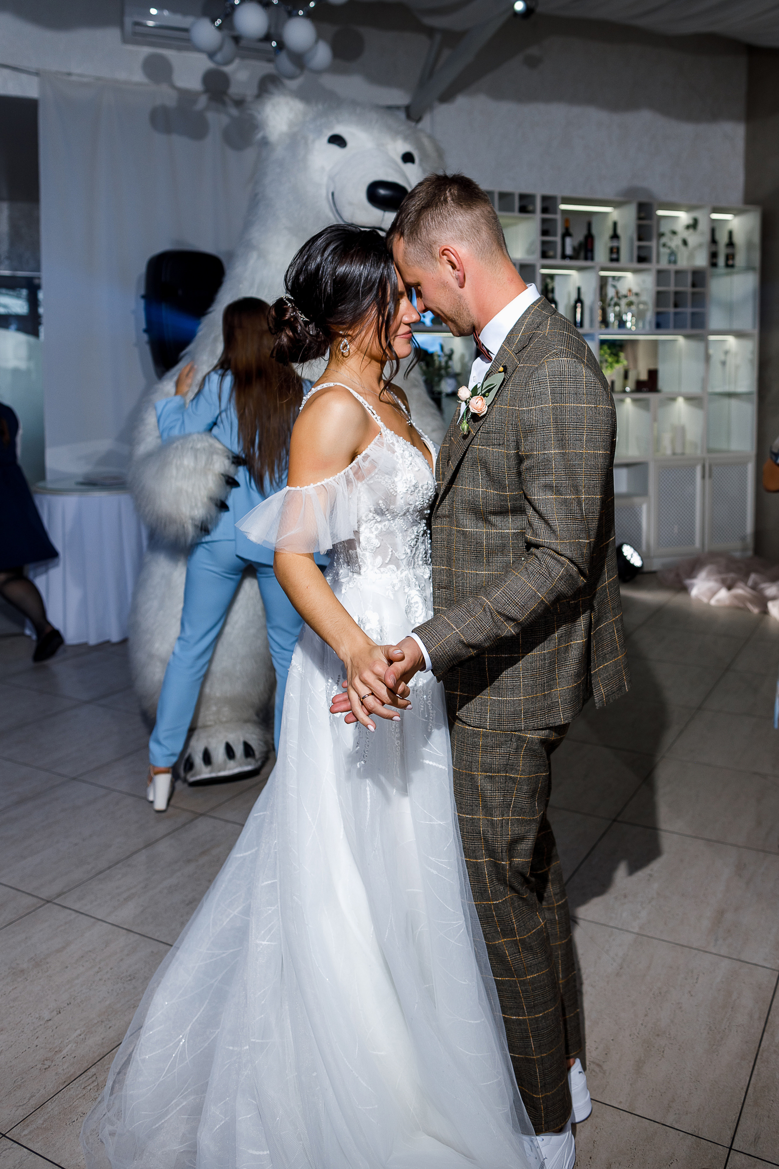 First look в уютном дворике гостиницы. Олег Сверчков | Свадебный фотограф Вологда