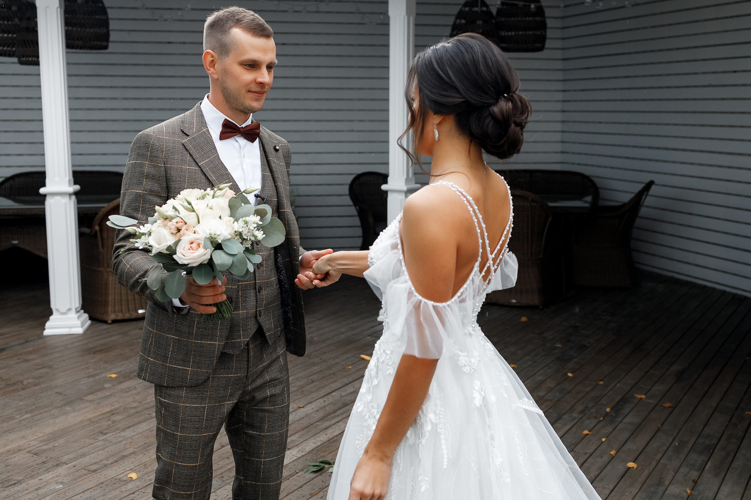 First look в уютном дворике гостиницы. Олег Сверчков | Свадебный фотограф Вологда