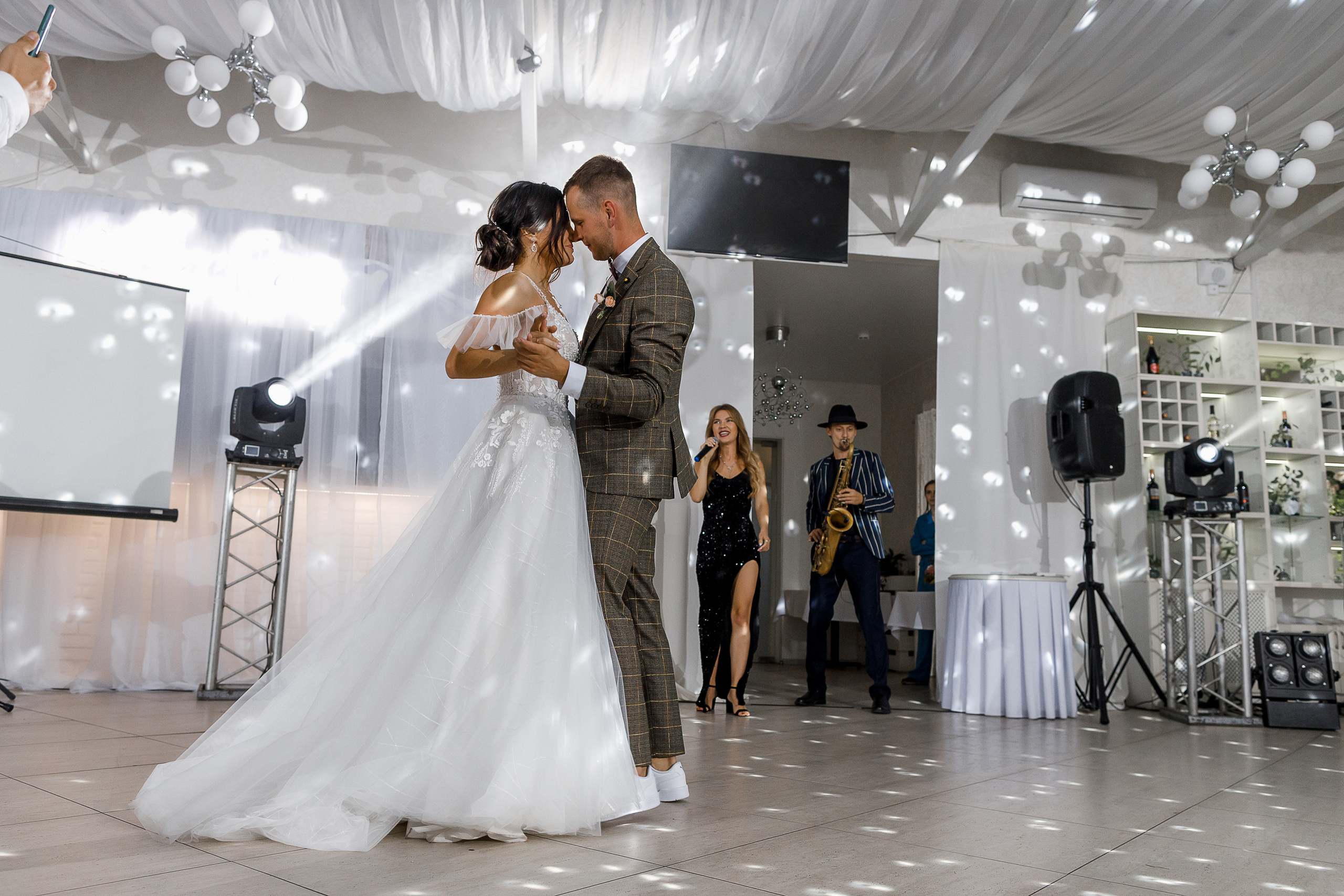 First look в уютном дворике гостиницы. Олег Сверчков | Свадебный фотограф Вологда