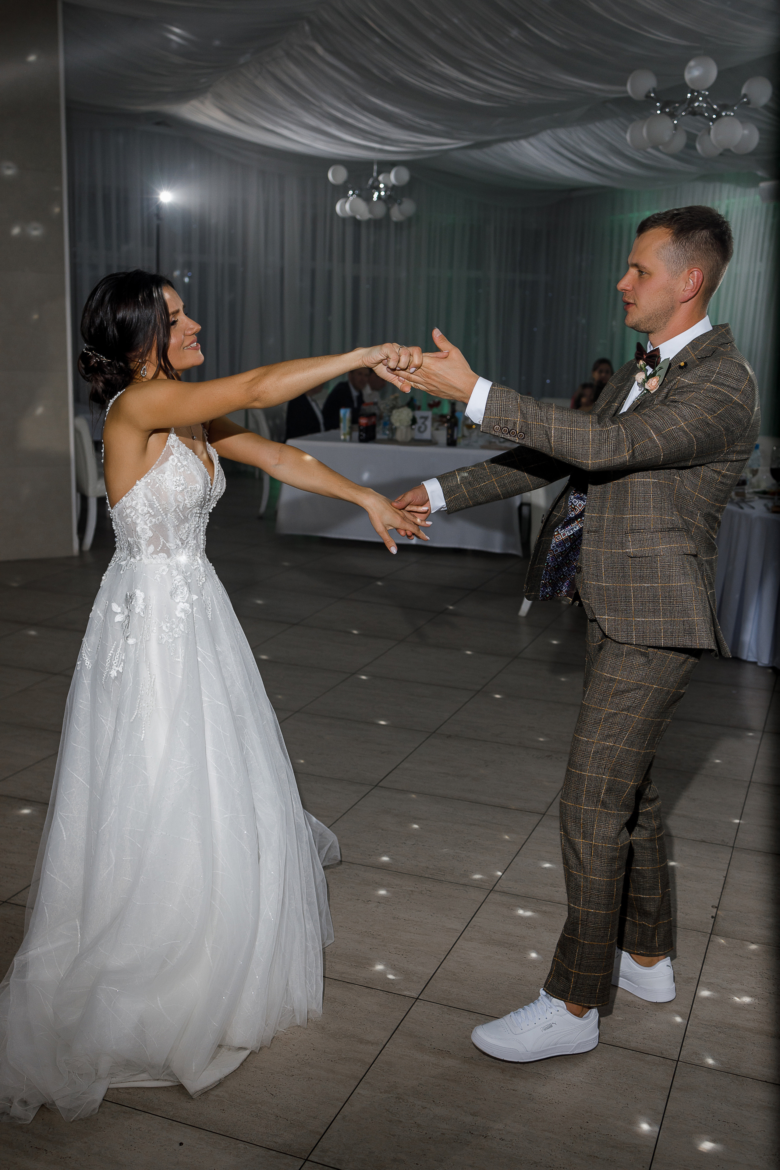 First look в уютном дворике гостиницы. Олег Сверчков | Свадебный фотограф Вологда