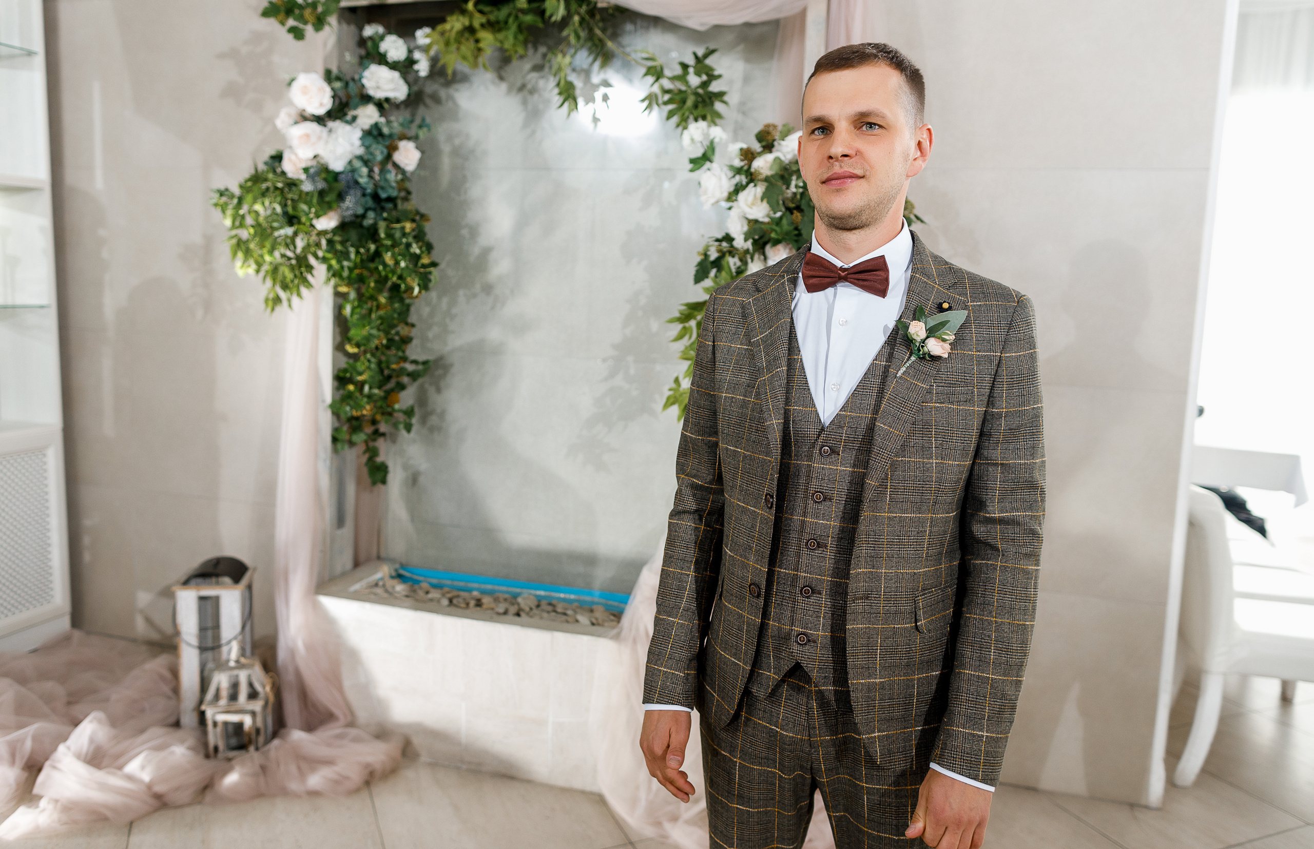 First look в уютном дворике гостиницы. Олег Сверчков | Свадебный фотограф Вологда