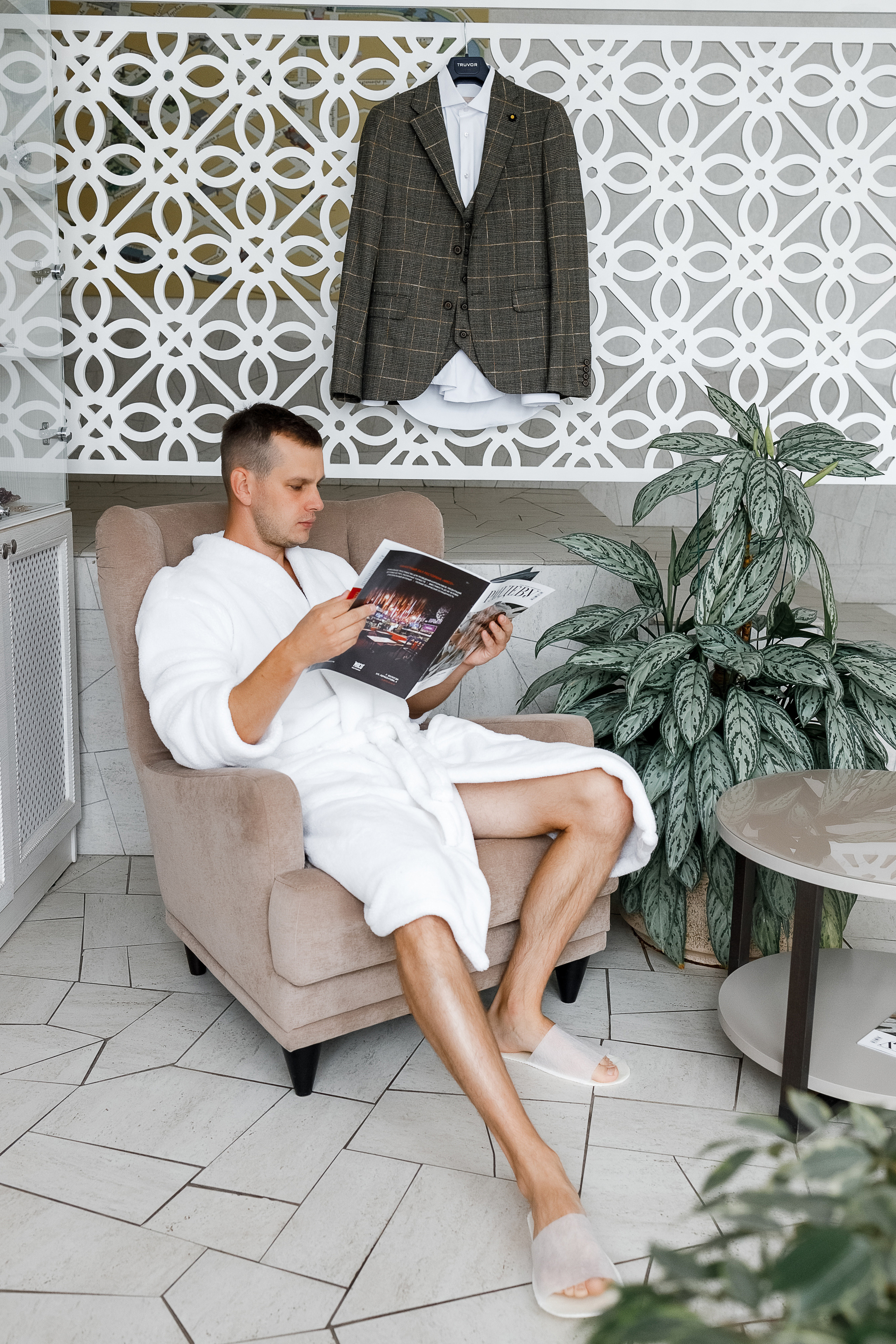 First look в уютном дворике гостиницы. Олег Сверчков | Свадебный фотограф Вологда