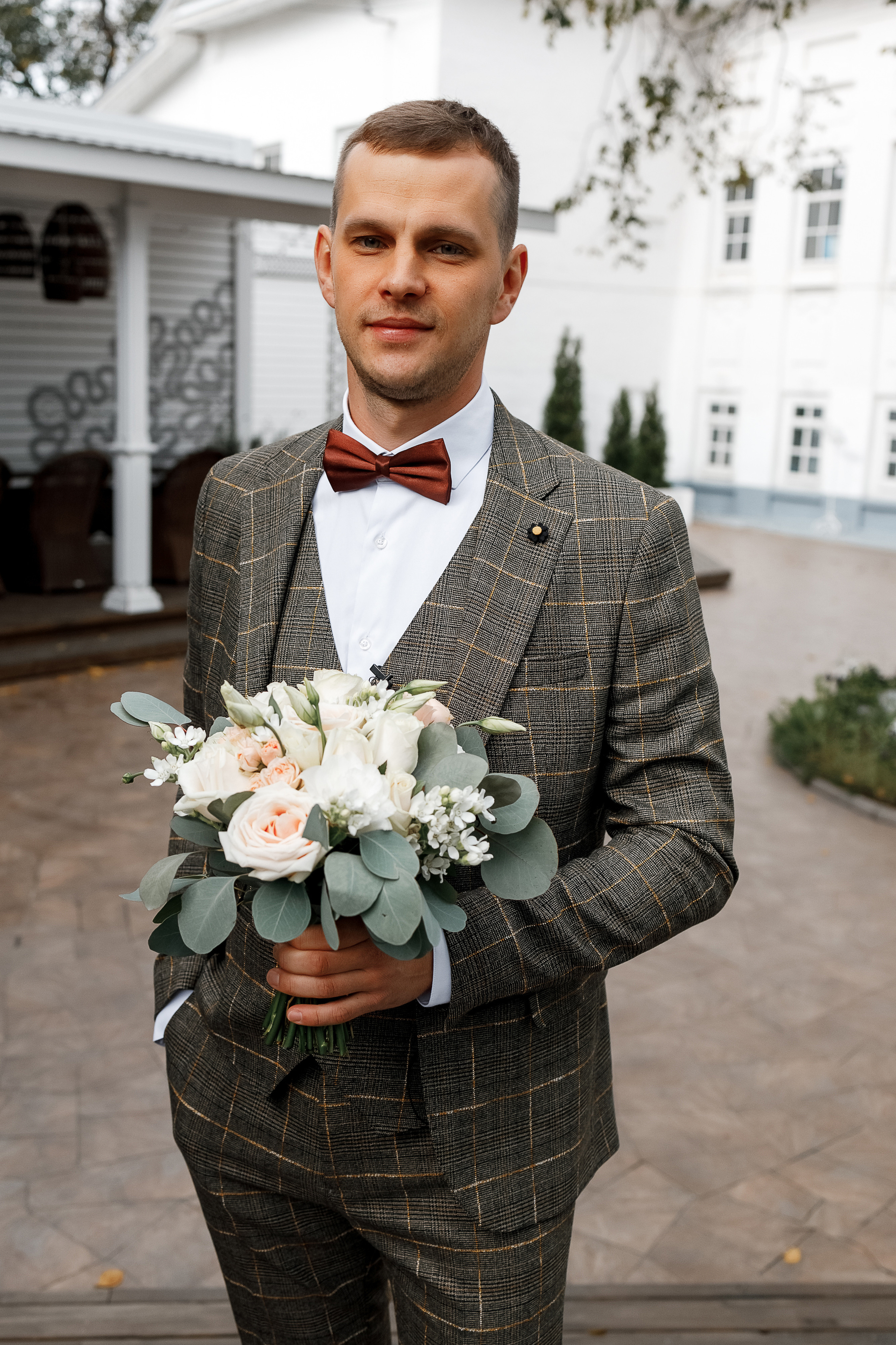 First look в уютном дворике гостиницы. Олег Сверчков | Свадебный фотограф Вологда