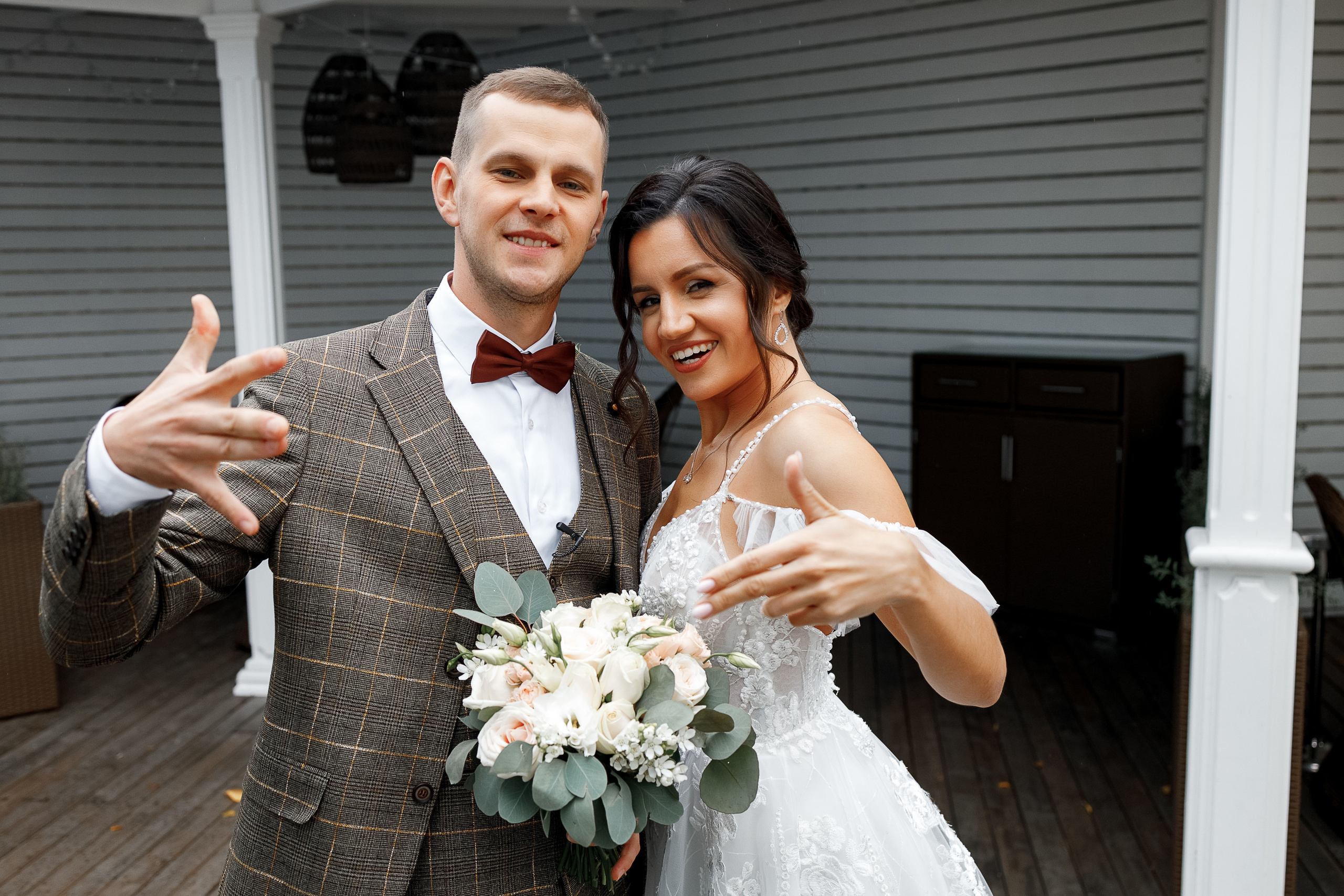 First look в уютном дворике гостиницы. Олег Сверчков | Свадебный фотограф Вологда