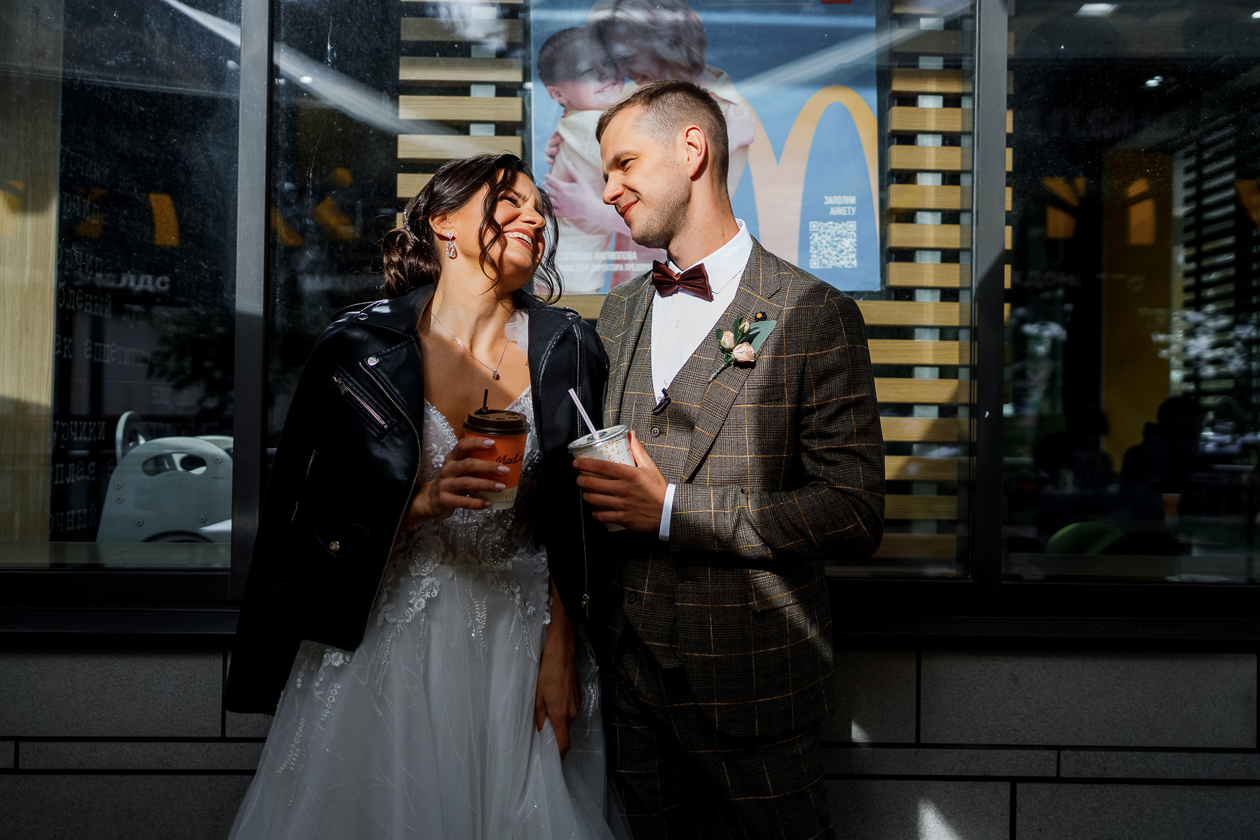 First look в уютном дворике гостиницы. Олег Сверчков | Свадебный фотограф Вологда