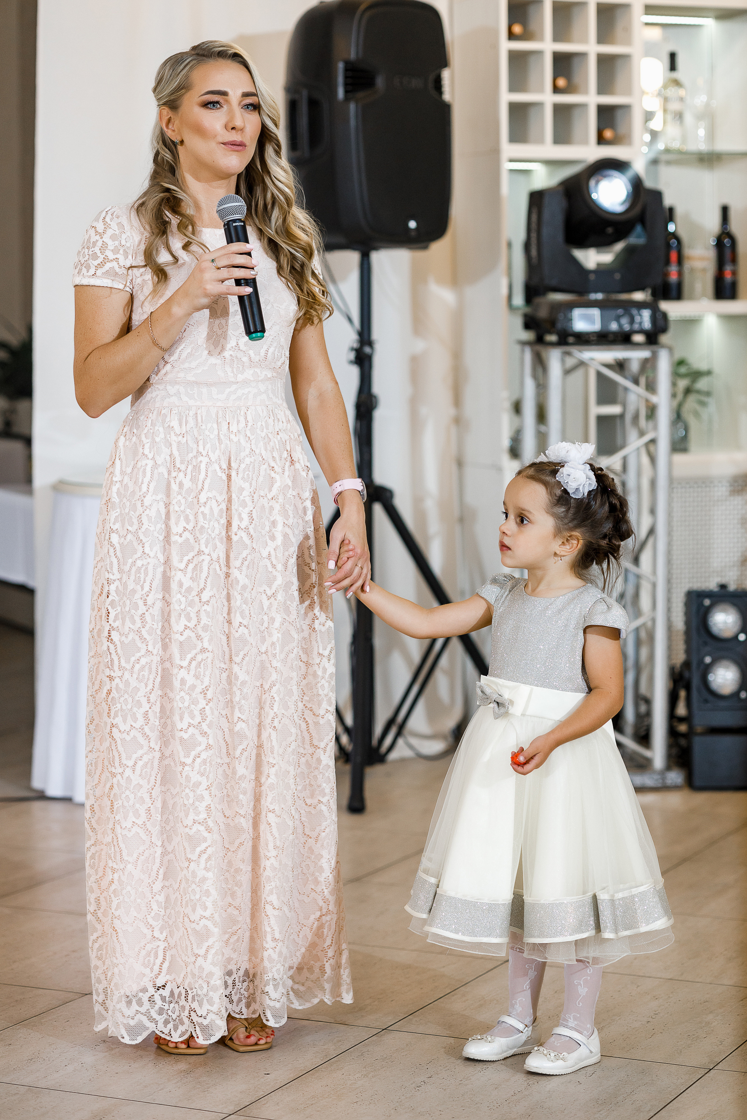 First look в уютном дворике гостиницы. Олег Сверчков | Свадебный фотограф Вологда