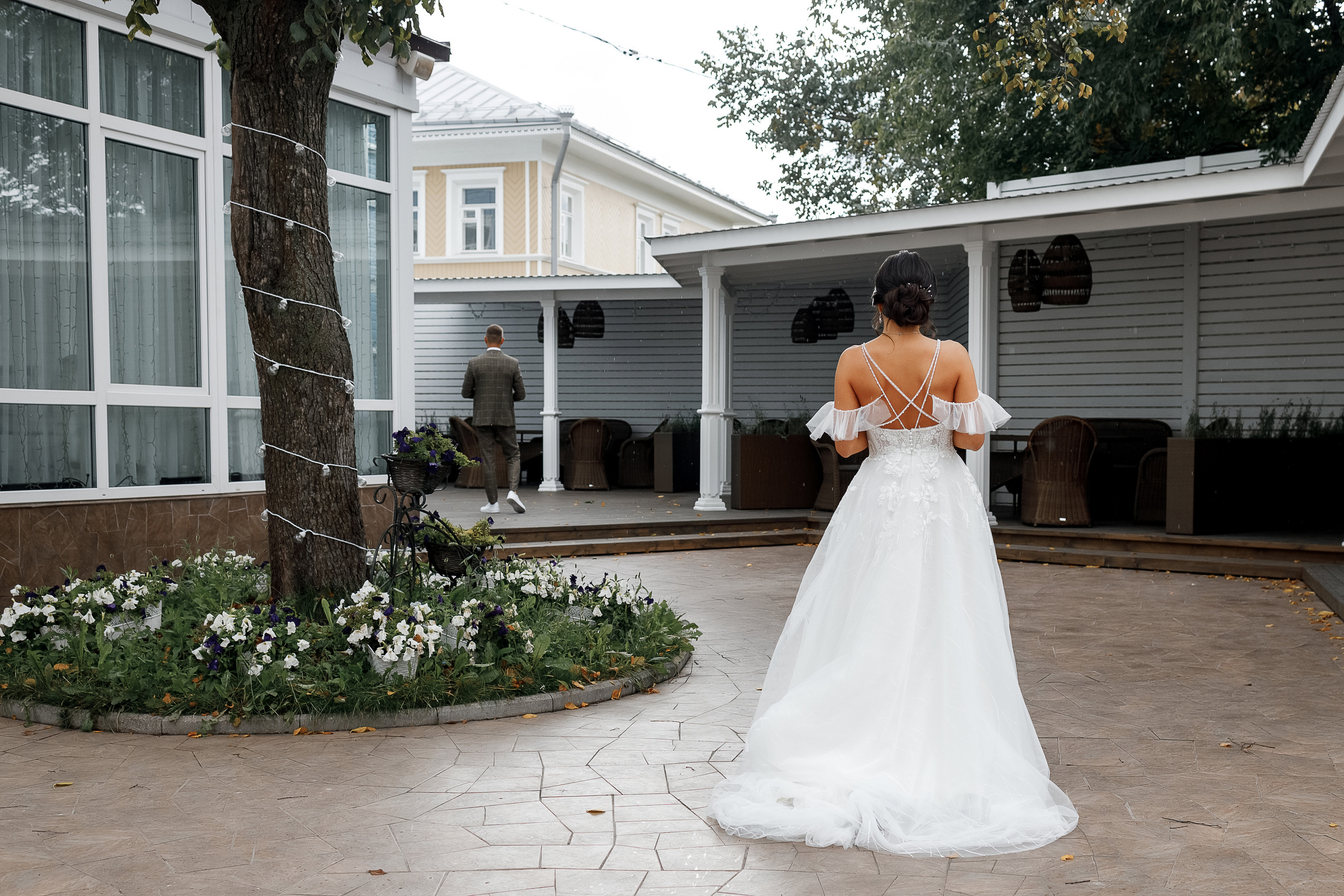First look в уютном дворике гостиницы. Олег Сверчков | Свадебный фотограф Вологда
