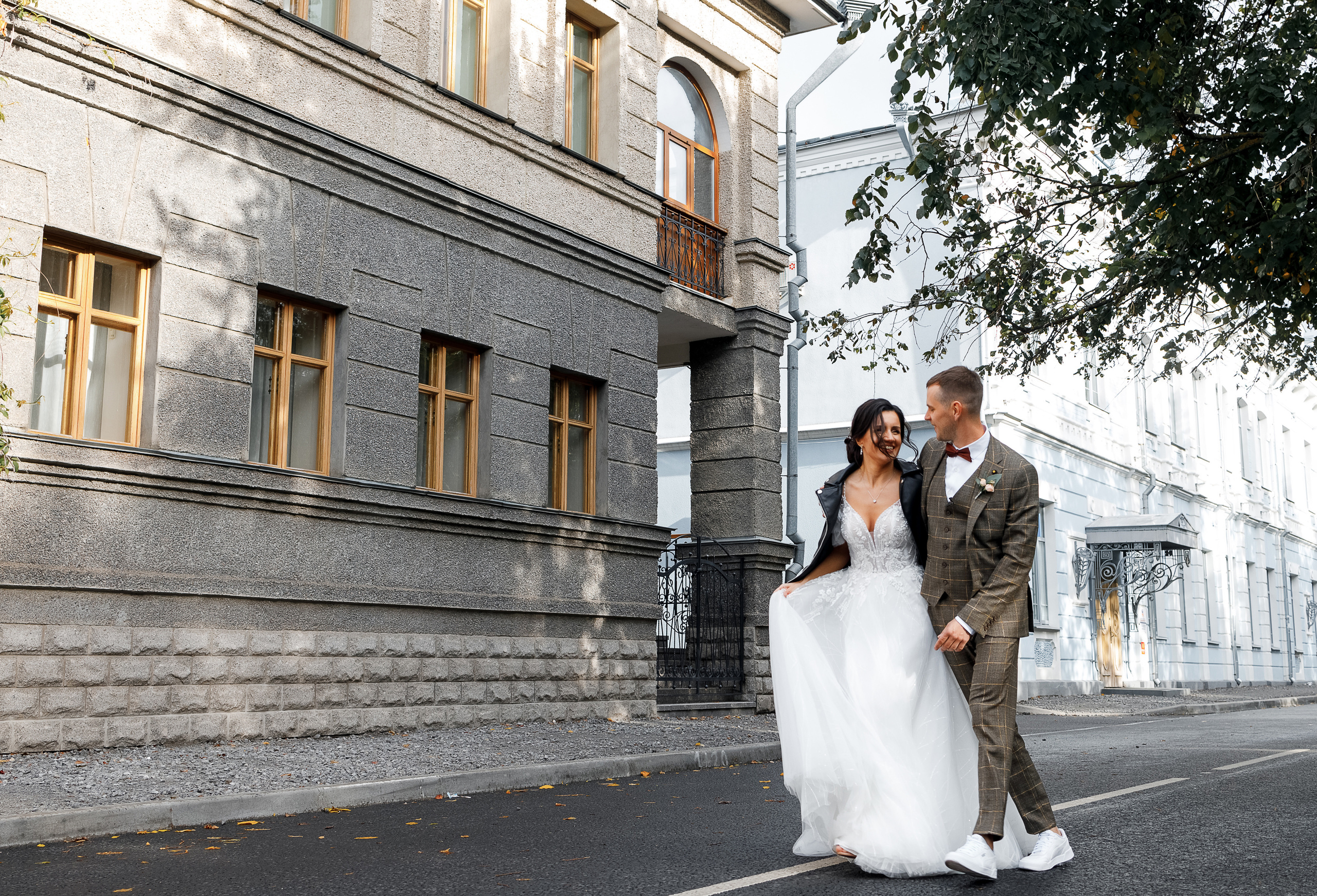 First look в уютном дворике гостиницы. Олег Сверчков | Свадебный фотограф Вологда