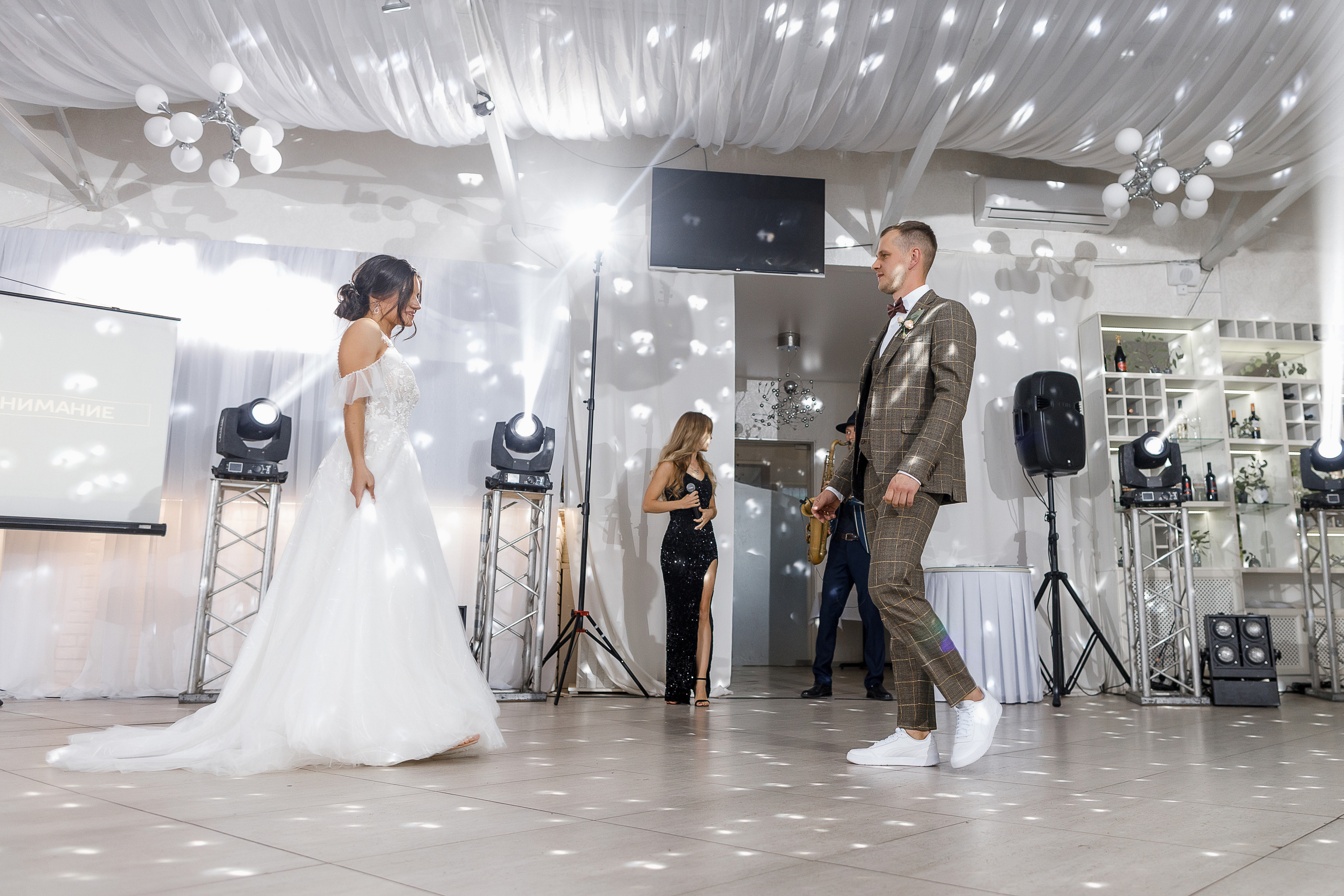 First look в уютном дворике гостиницы. Олег Сверчков | Свадебный фотограф Вологда