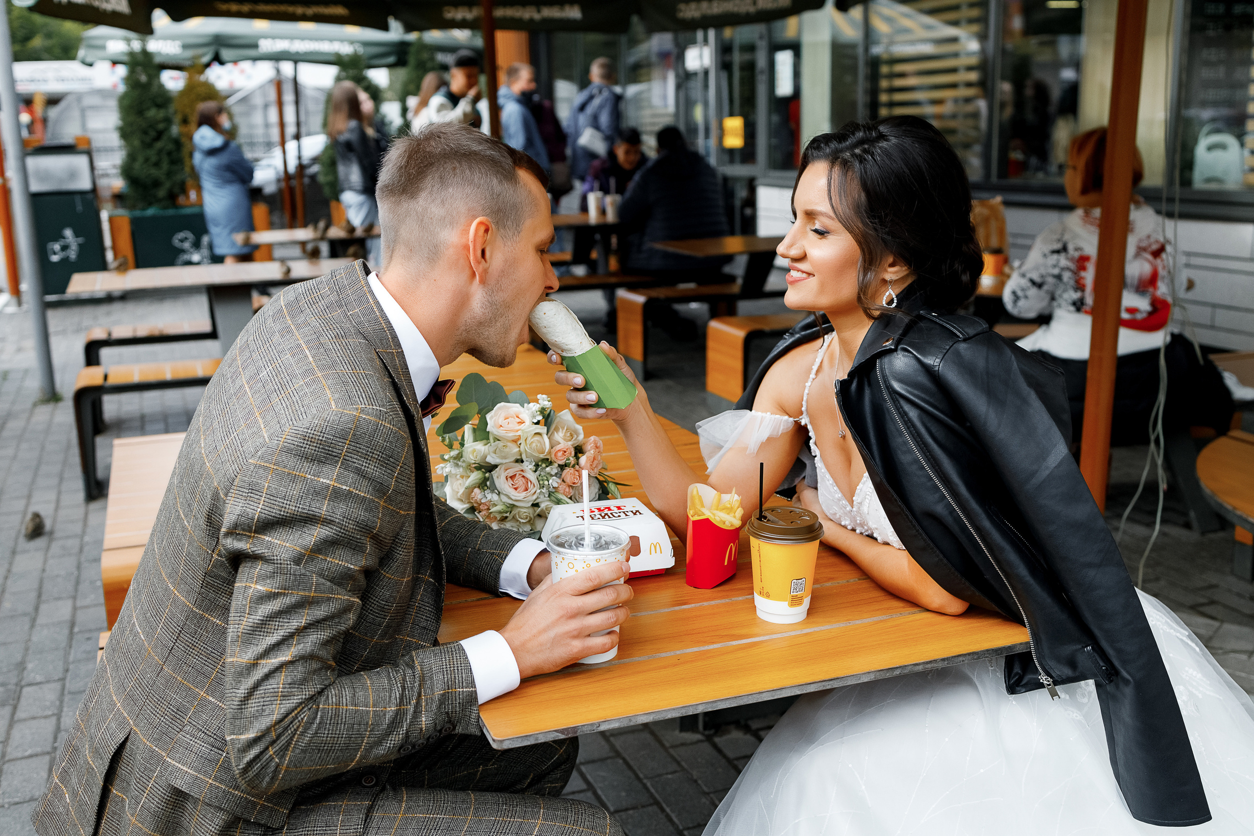 First look в уютном дворике гостиницы. Олег Сверчков | Свадебный фотограф Вологда