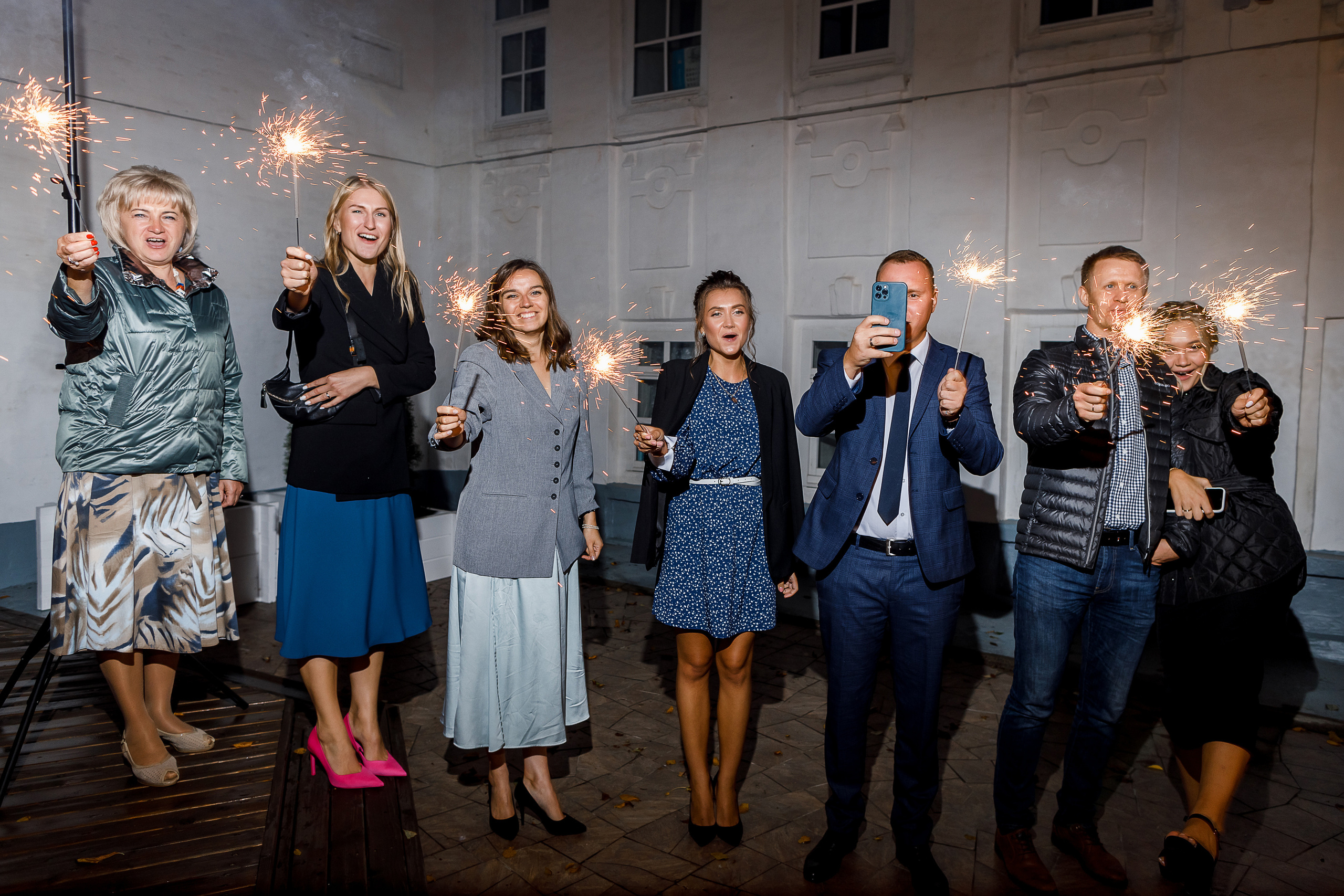 First look в уютном дворике гостиницы. Олег Сверчков | Свадебный фотограф Вологда