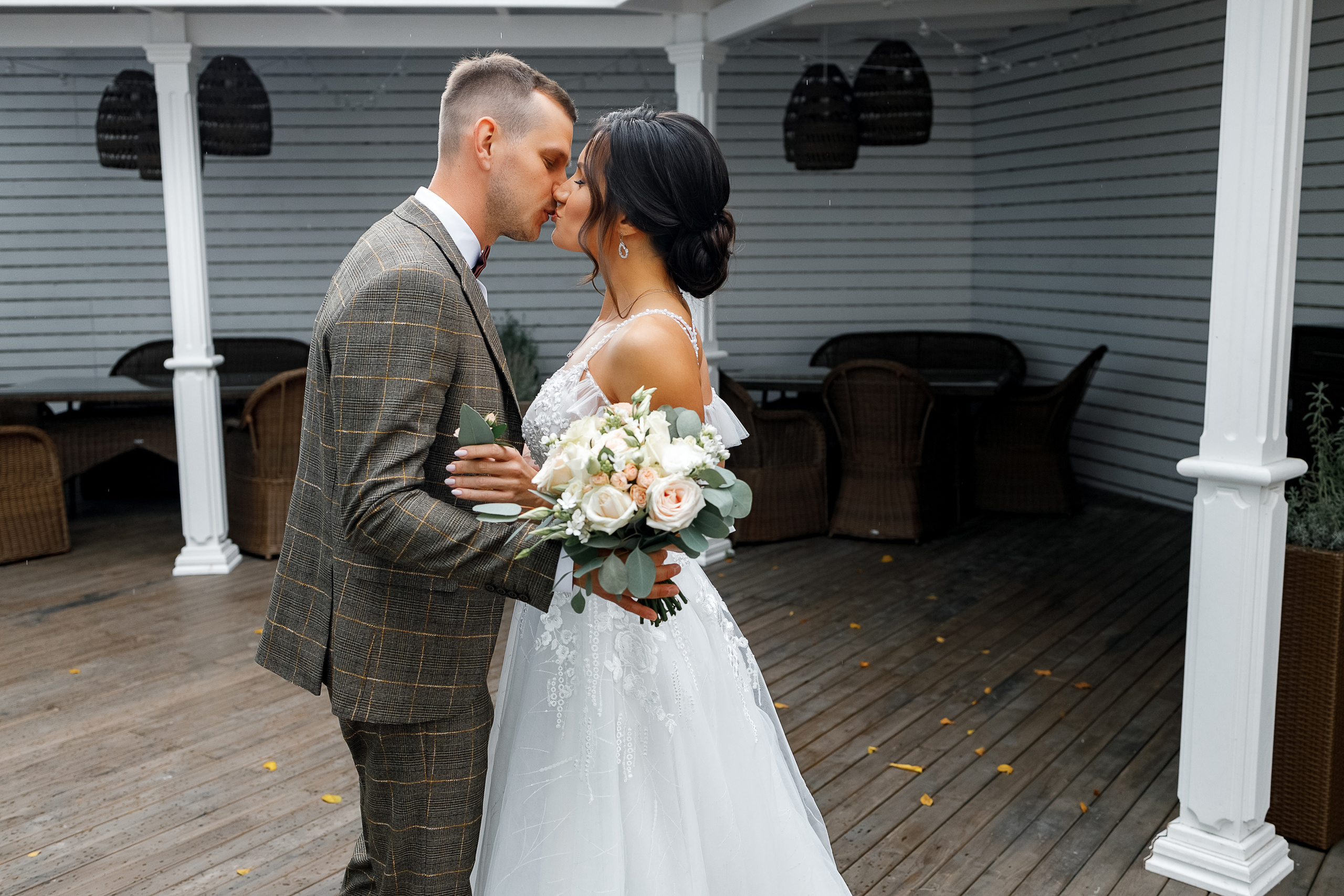 First look в уютном дворике гостиницы. Олег Сверчков | Свадебный фотограф Вологда