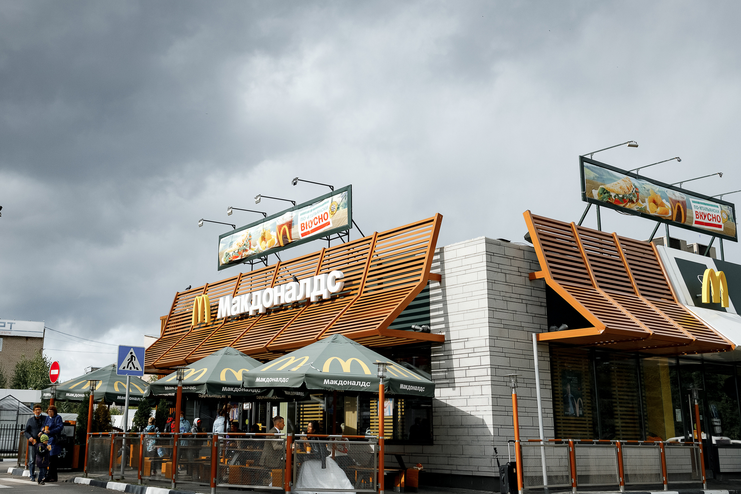 First look в уютном дворике гостиницы. Олег Сверчков | Свадебный фотограф Вологда