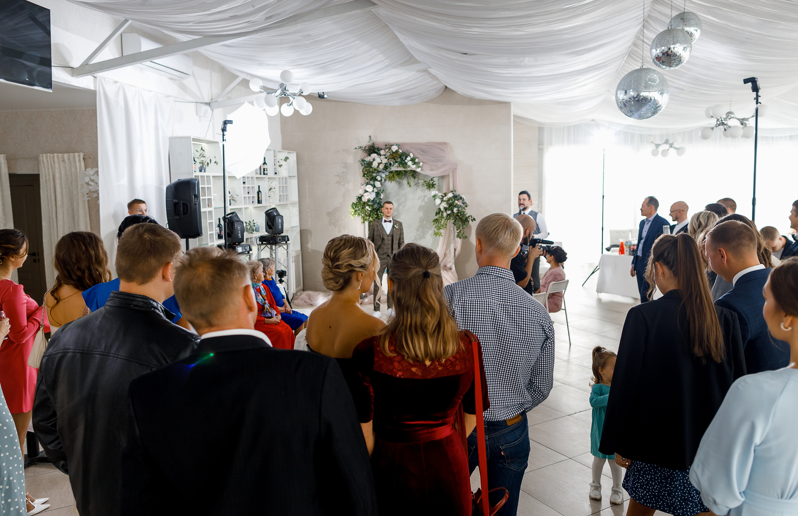 First look в уютном дворике гостиницы. Олег Сверчков | Свадебный фотограф Вологда