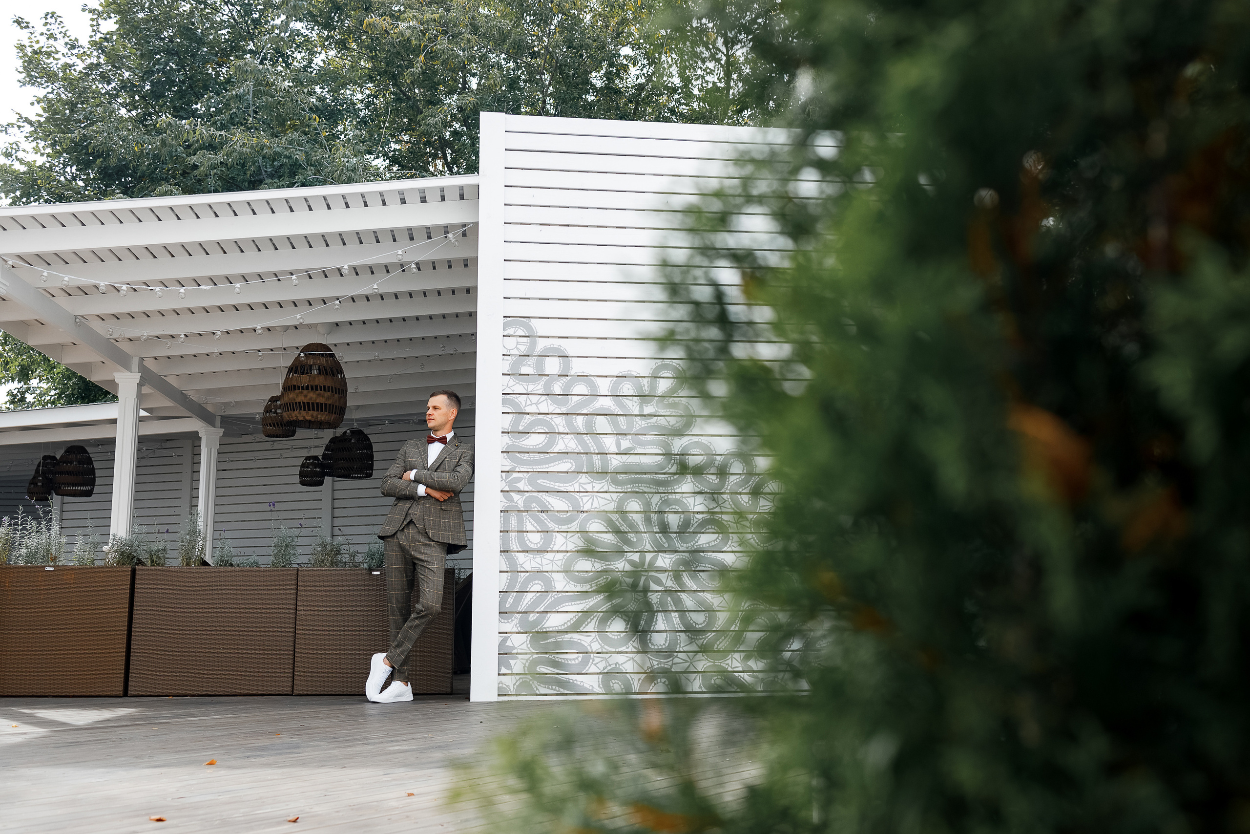 First look в уютном дворике гостиницы. Олег Сверчков | Свадебный фотограф Вологда