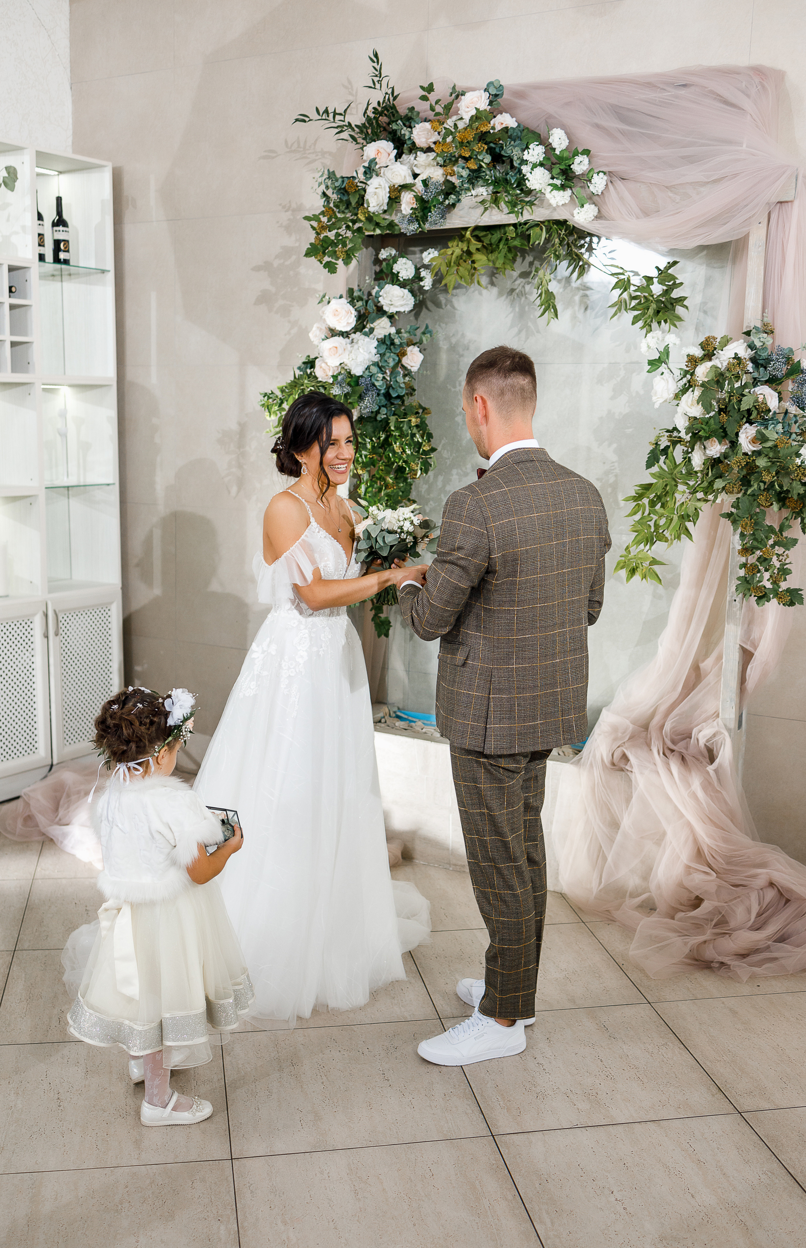 First look в уютном дворике гостиницы. Олег Сверчков | Свадебный фотограф Вологда