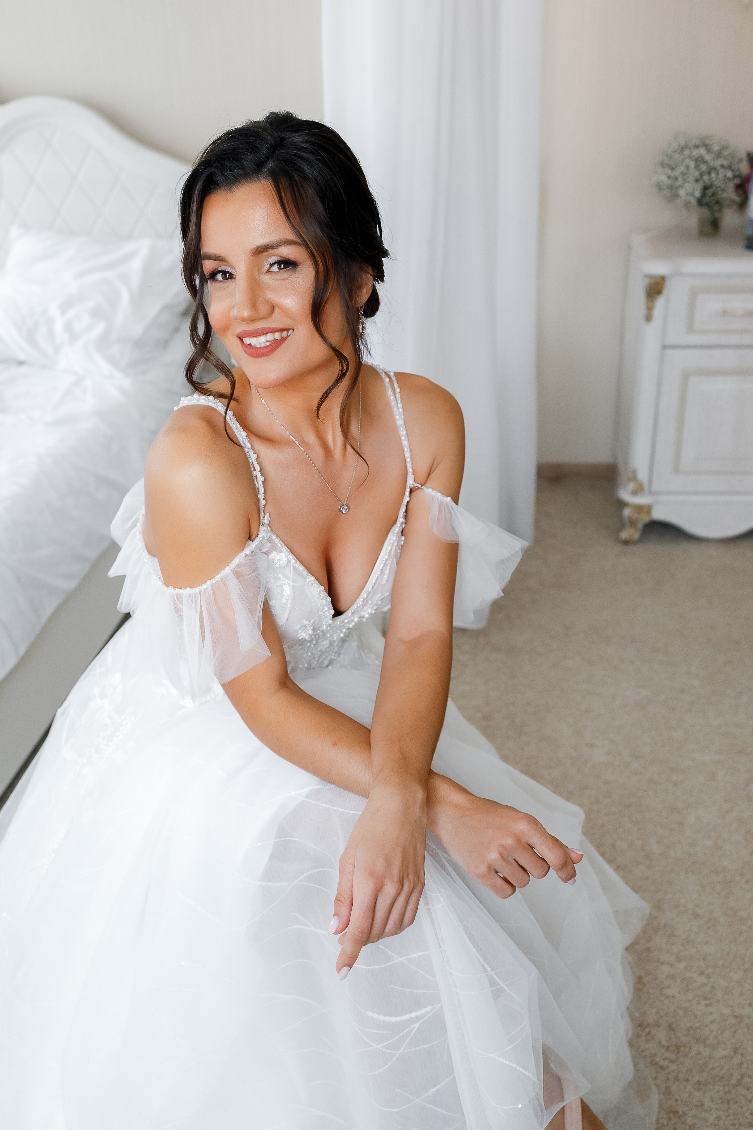 First look в уютном дворике гостиницы. Олег Сверчков | Свадебный фотограф Вологда