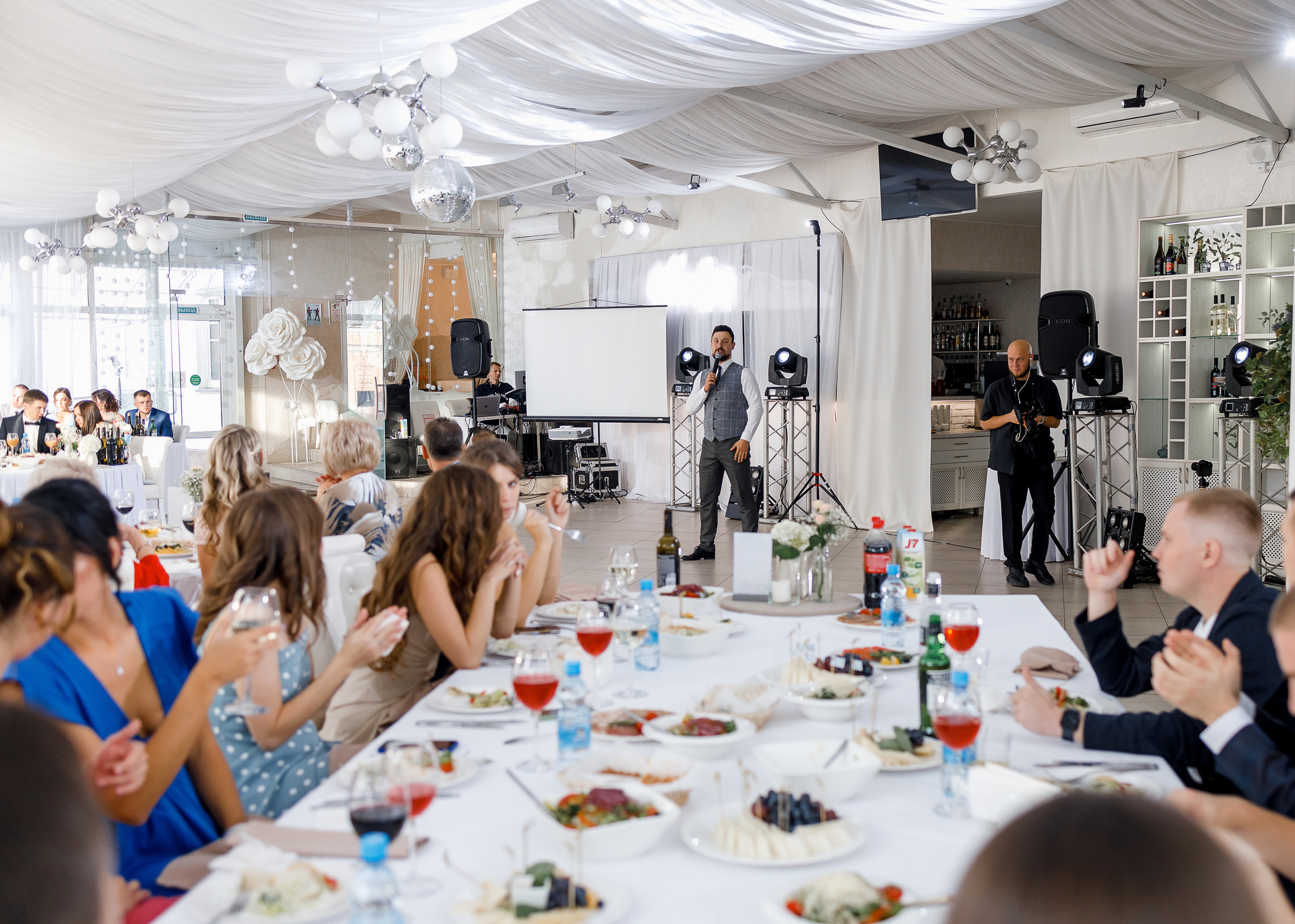 First look в уютном дворике гостиницы. Олег Сверчков | Свадебный фотограф Вологда