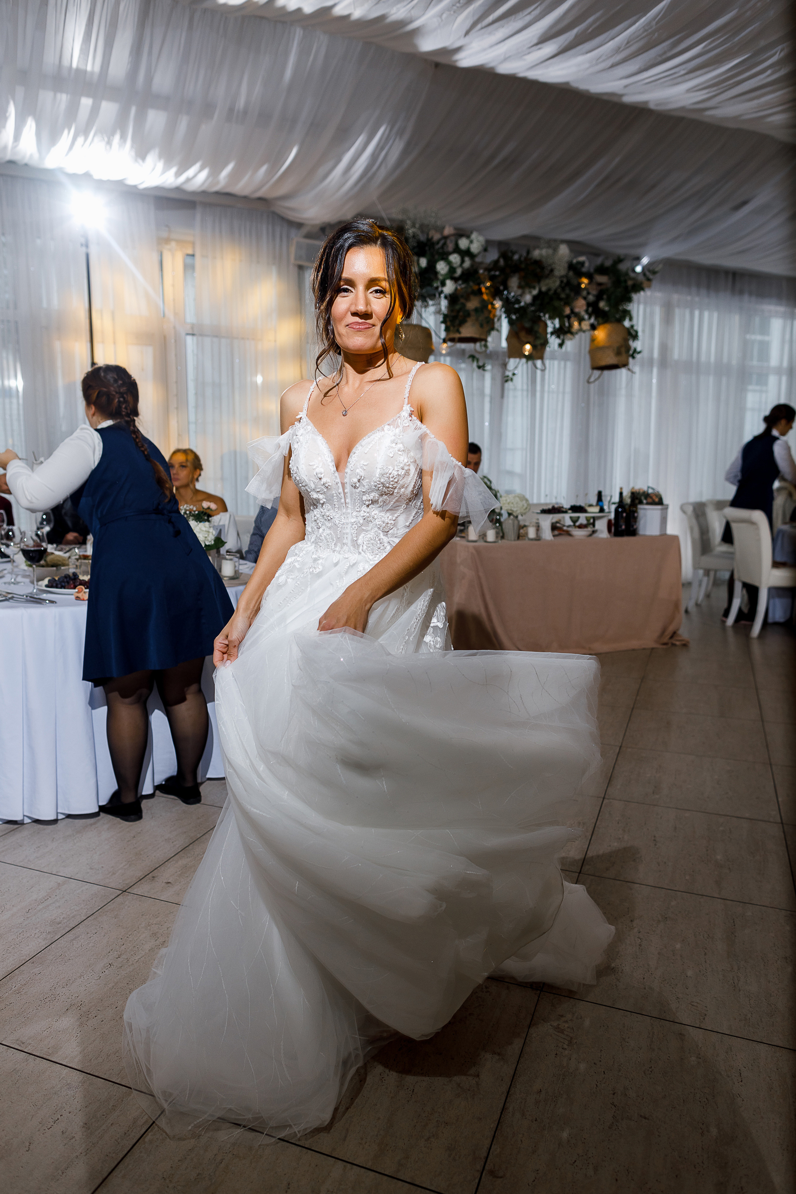 First look в уютном дворике гостиницы. Олег Сверчков | Свадебный фотограф Вологда