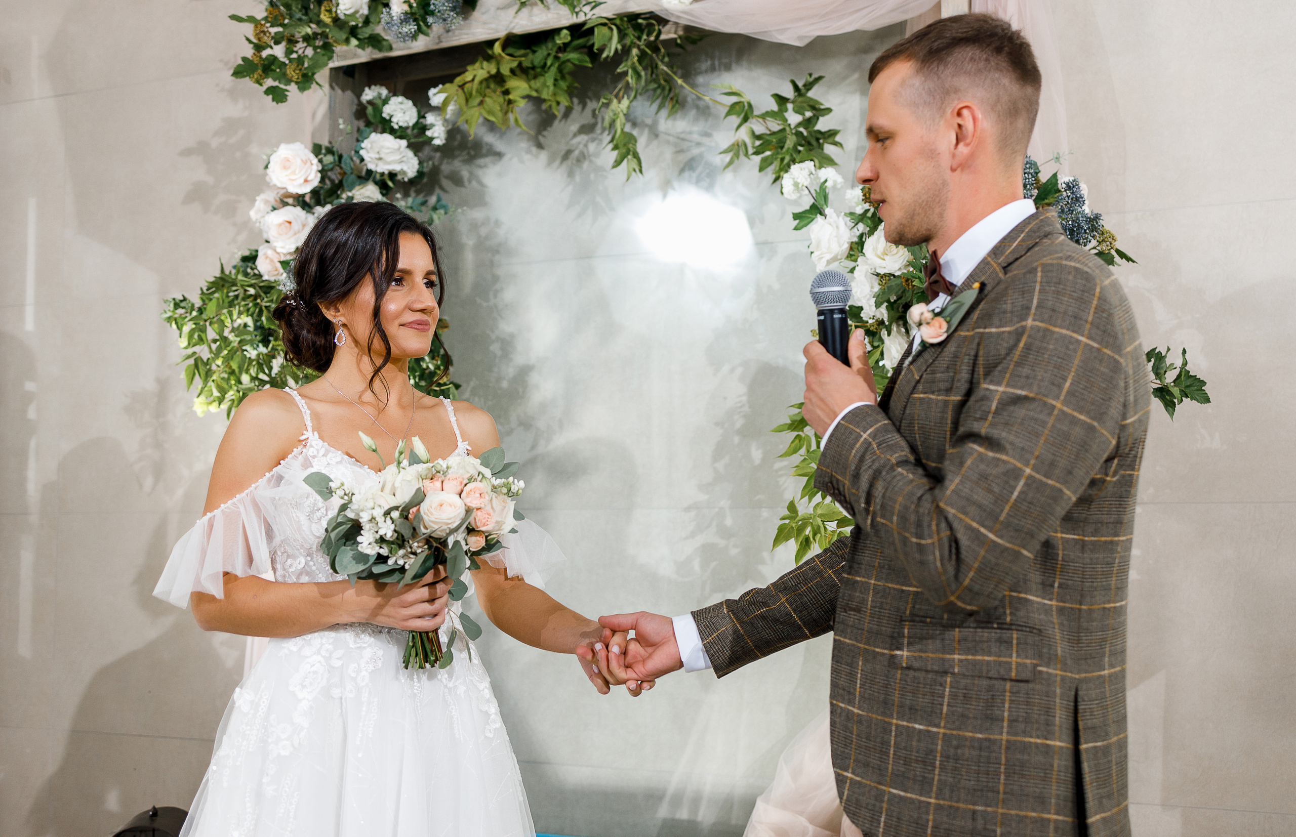 First look в уютном дворике гостиницы. Олег Сверчков | Свадебный фотограф Вологда