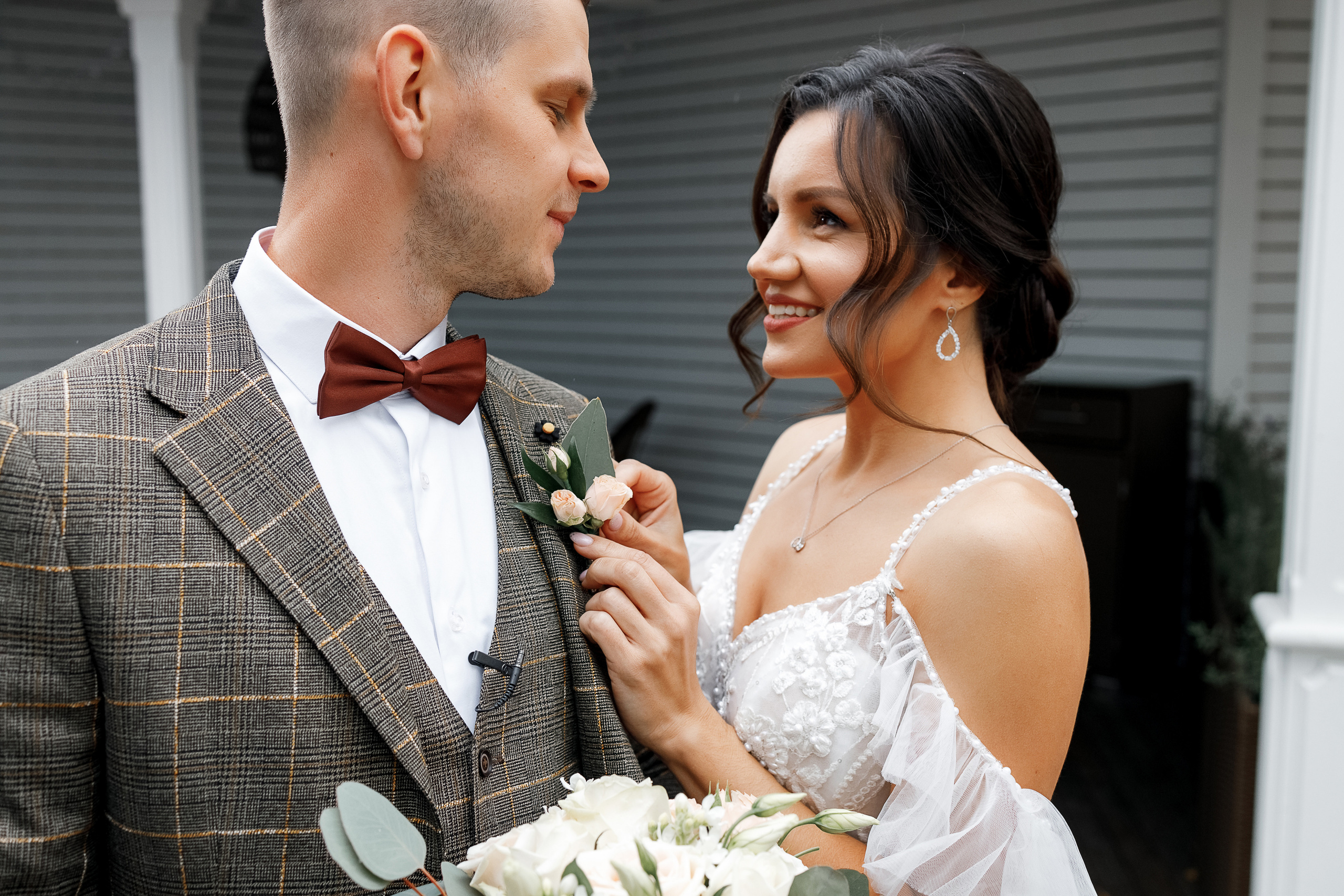 First look в уютном дворике гостиницы. Олег Сверчков | Свадебный фотограф Вологда