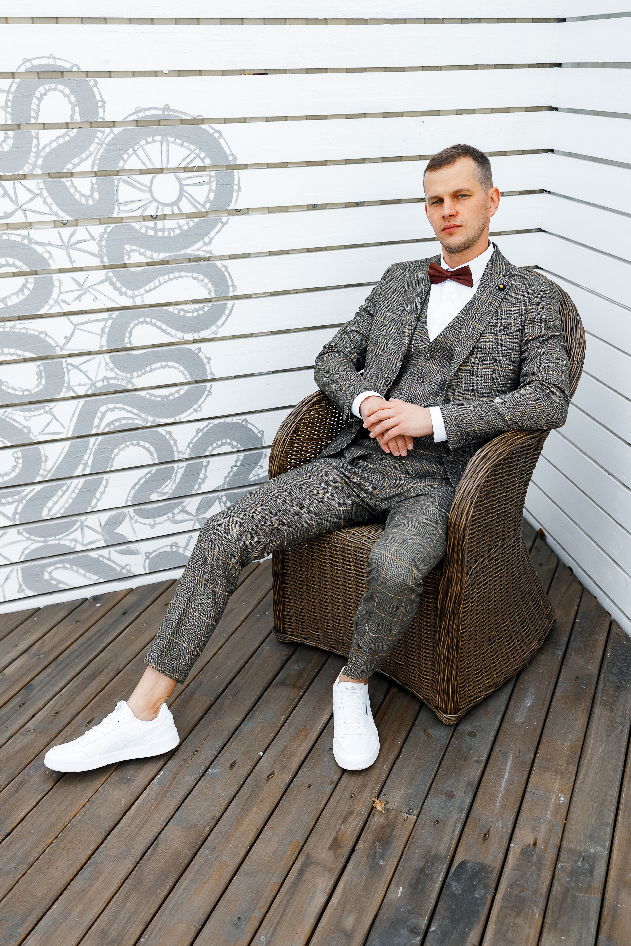 First look в уютном дворике гостиницы. Олег Сверчков | Свадебный фотограф Вологда