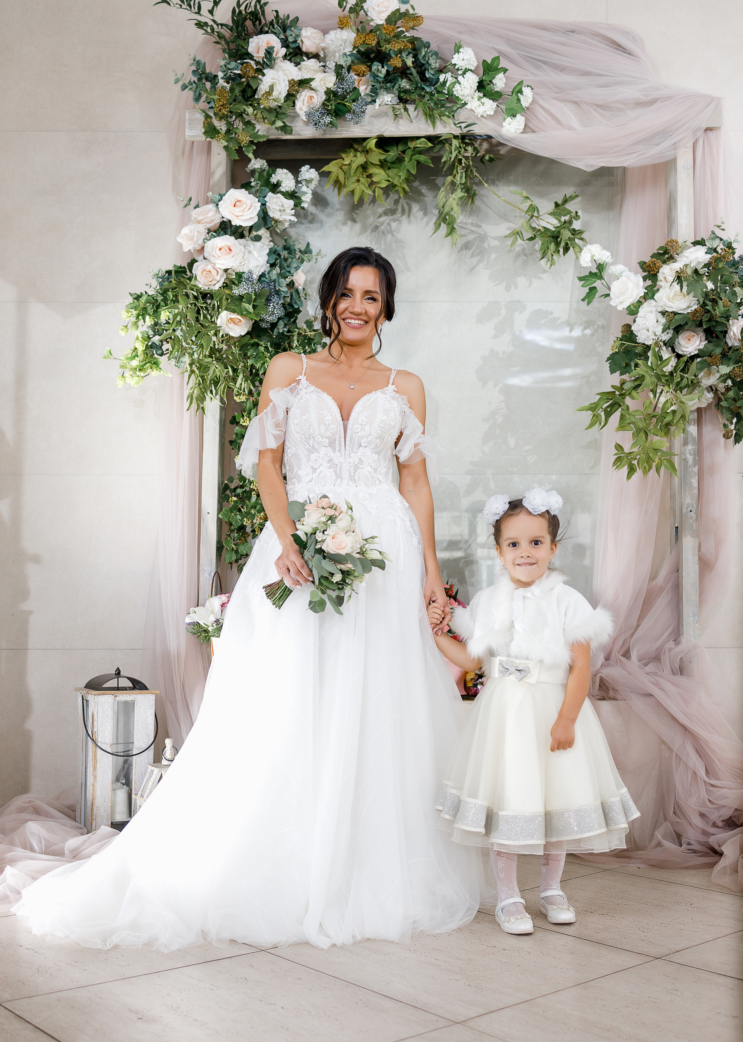 First look в уютном дворике гостиницы. Олег Сверчков | Свадебный фотограф Вологда