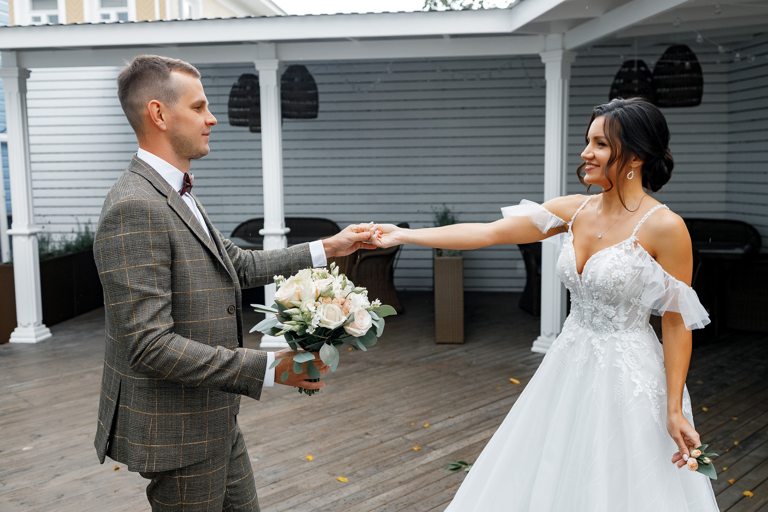 First look в уютном дворике гостиницы. Олег Сверчков | Свадебный фотограф Вологда