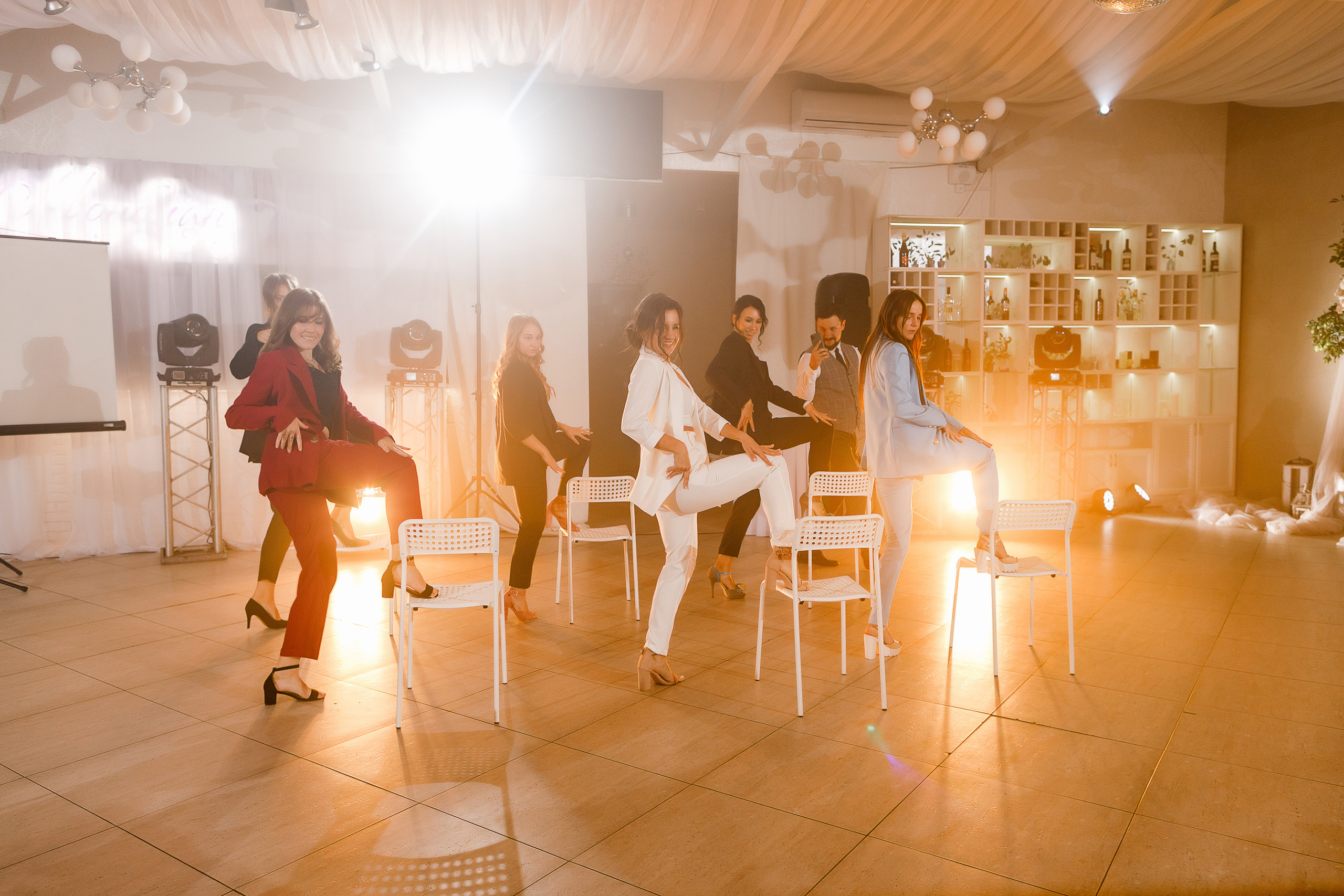 First look в уютном дворике гостиницы. Олег Сверчков | Свадебный фотограф Вологда