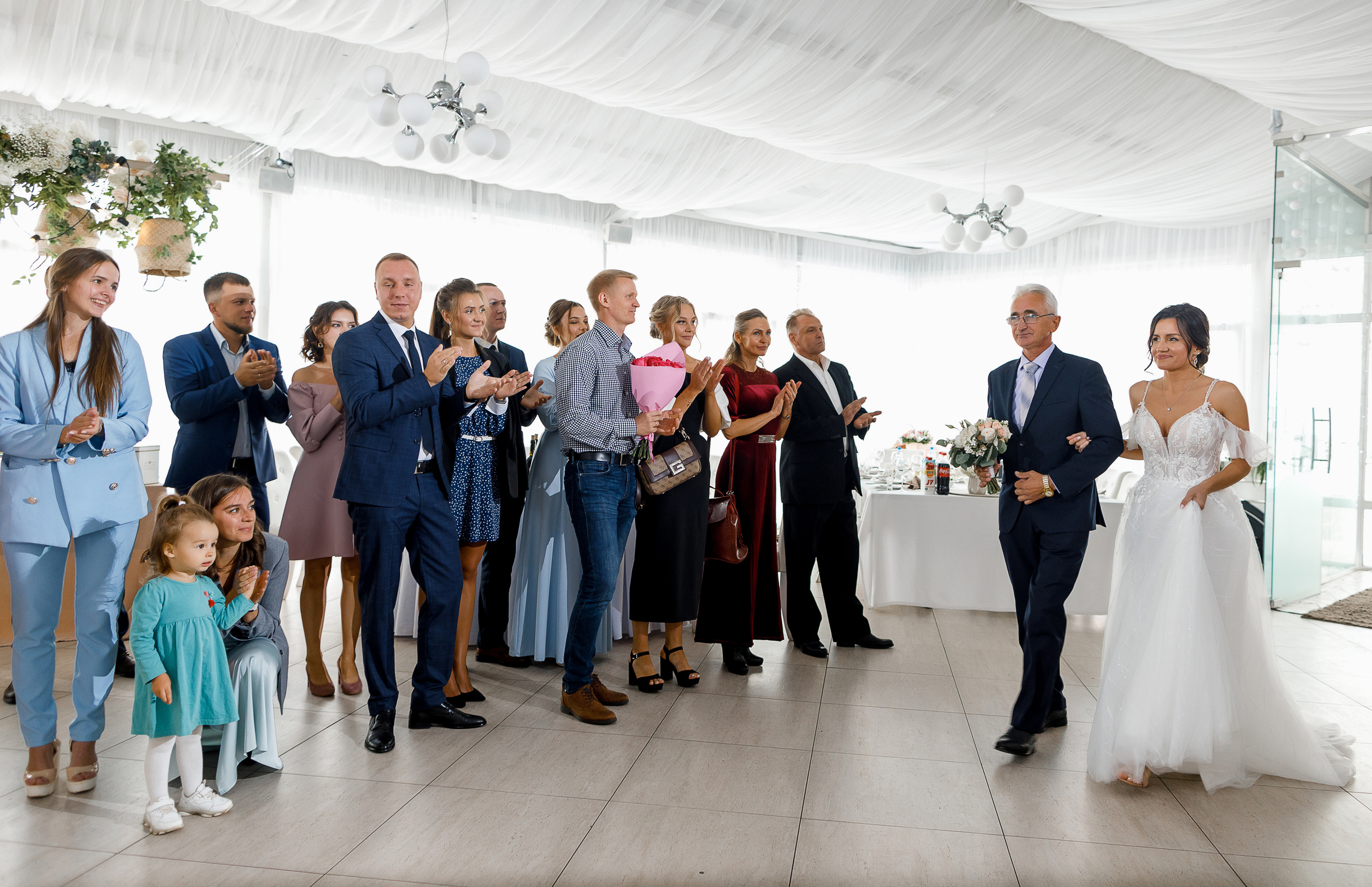 First look в уютном дворике гостиницы. Олег Сверчков | Свадебный фотограф Вологда