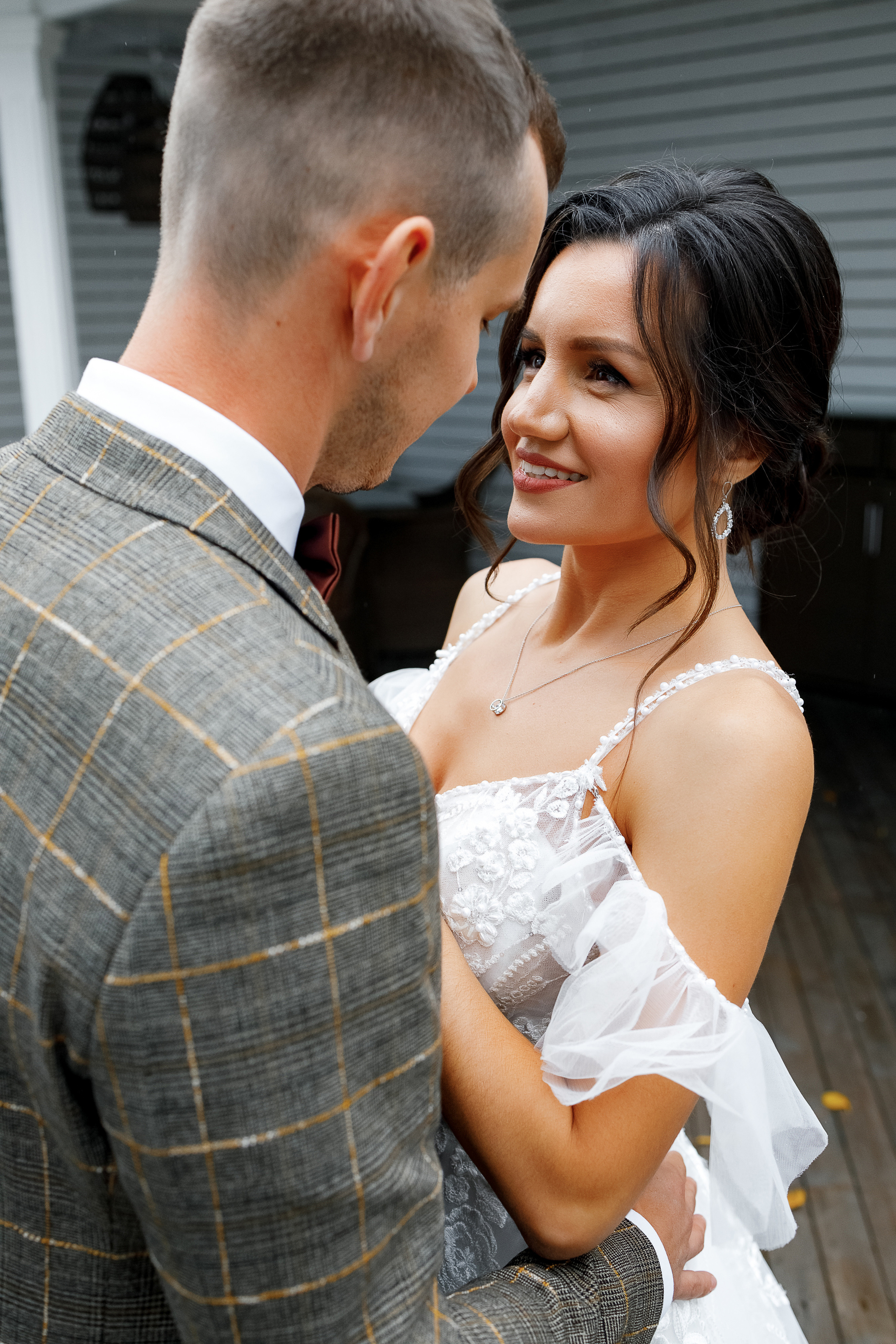 First look в уютном дворике гостиницы. Олег Сверчков | Свадебный фотограф Вологда