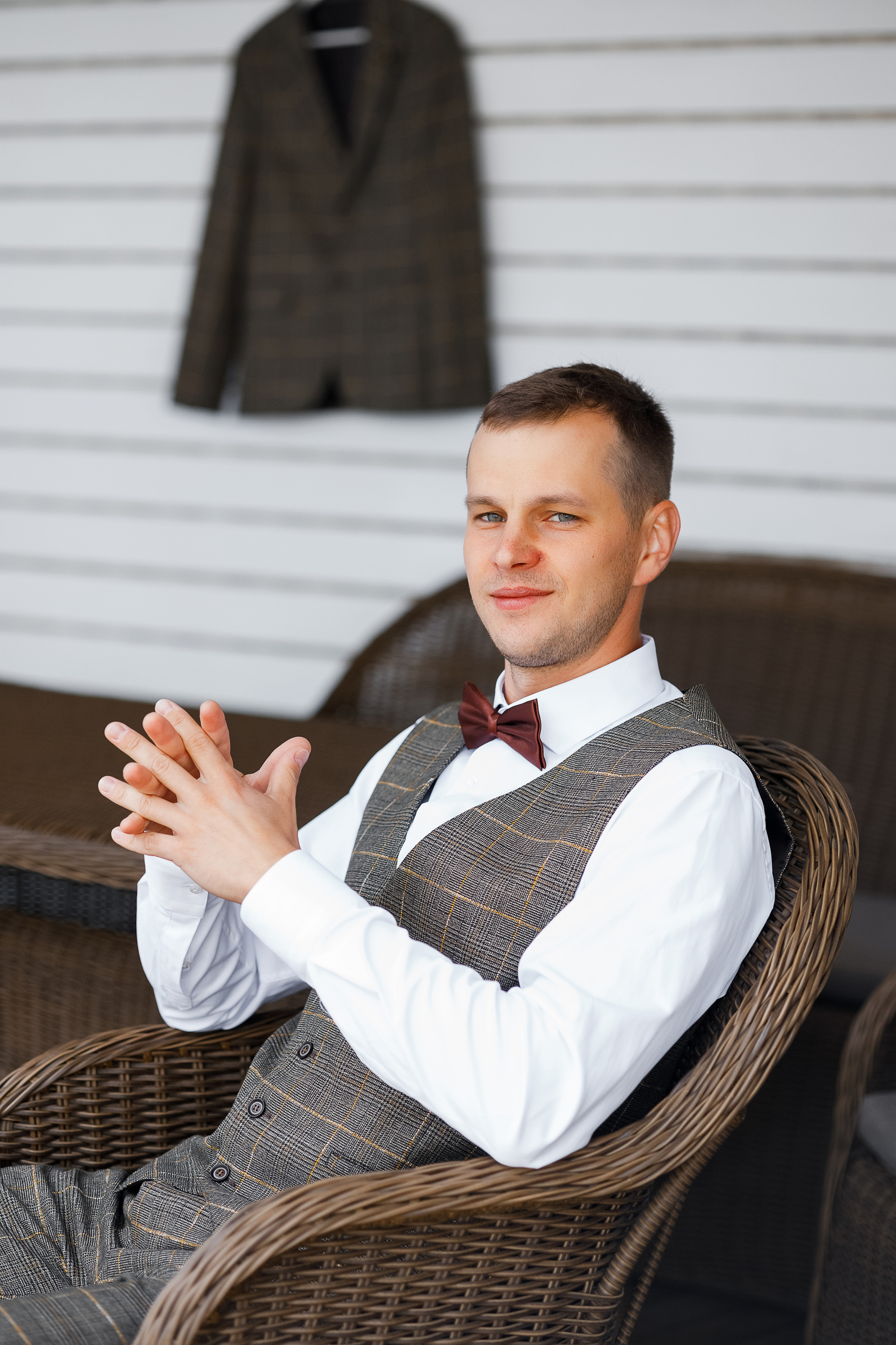 First look в уютном дворике гостиницы. Олег Сверчков | Свадебный фотограф Вологда