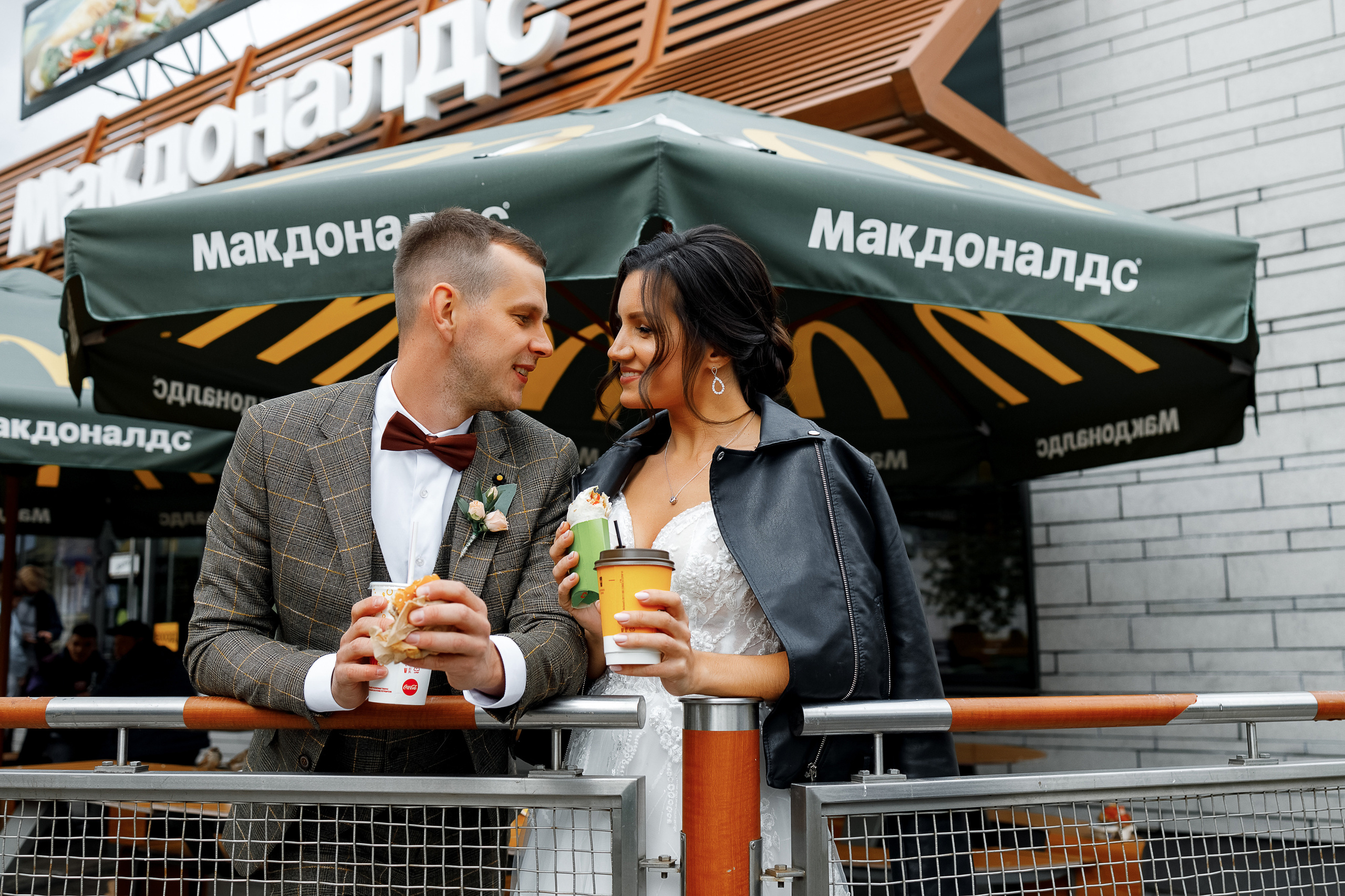 First look в уютном дворике гостиницы. Олег Сверчков | Свадебный фотограф Вологда