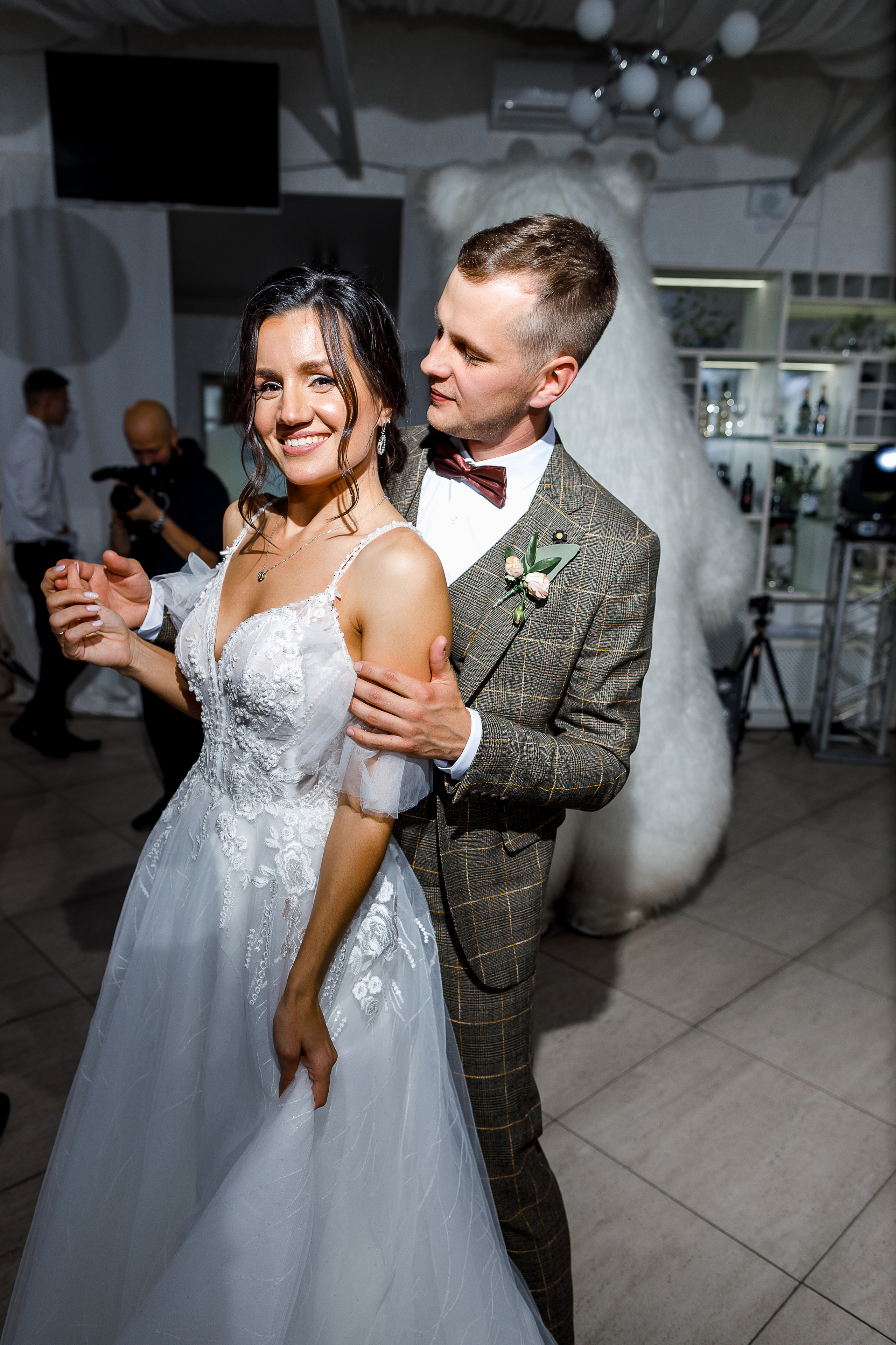 First look в уютном дворике гостиницы. Олег Сверчков | Свадебный фотограф Вологда