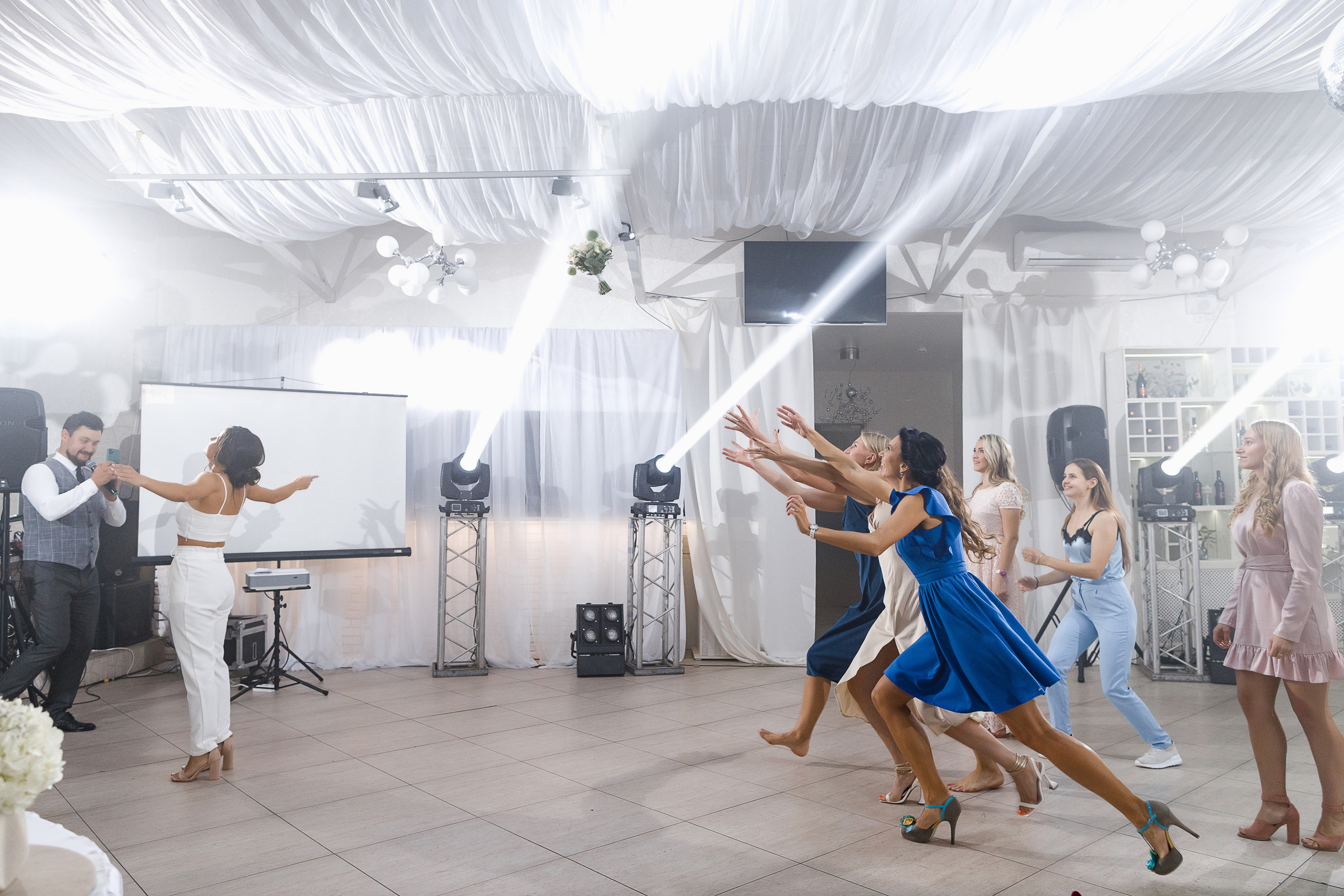 First look в уютном дворике гостиницы. Олег Сверчков | Свадебный фотограф Вологда