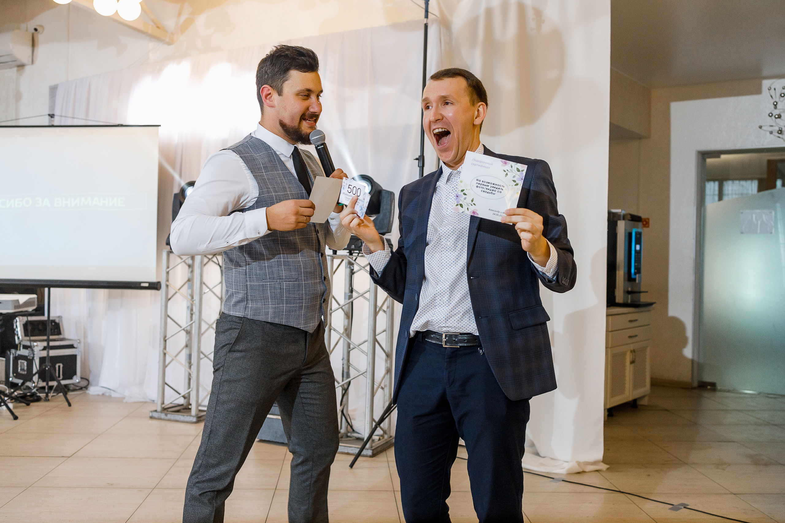 First look в уютном дворике гостиницы. Олег Сверчков | Свадебный фотограф Вологда