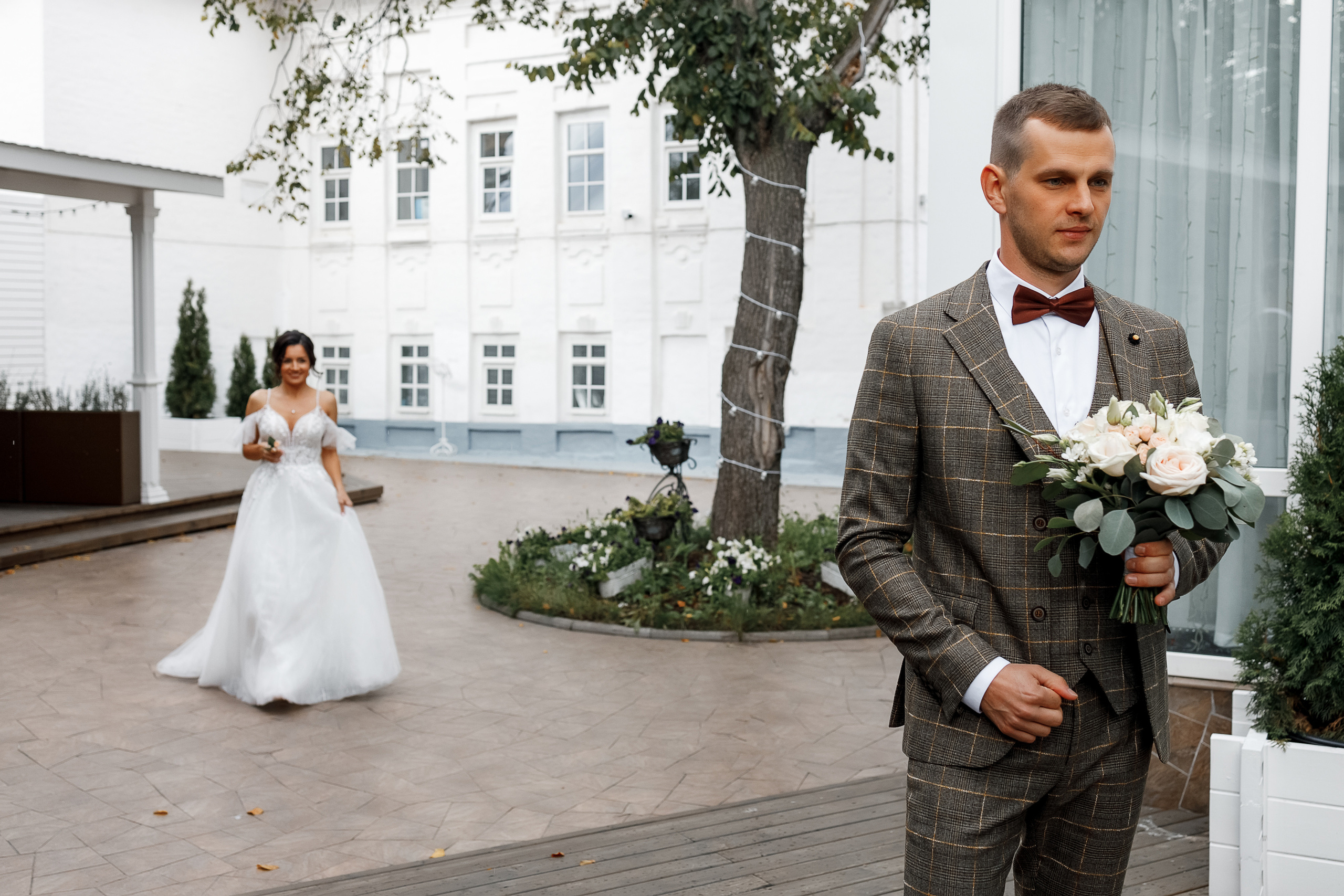 First look в уютном дворике гостиницы. Олег Сверчков | Свадебный фотограф Вологда