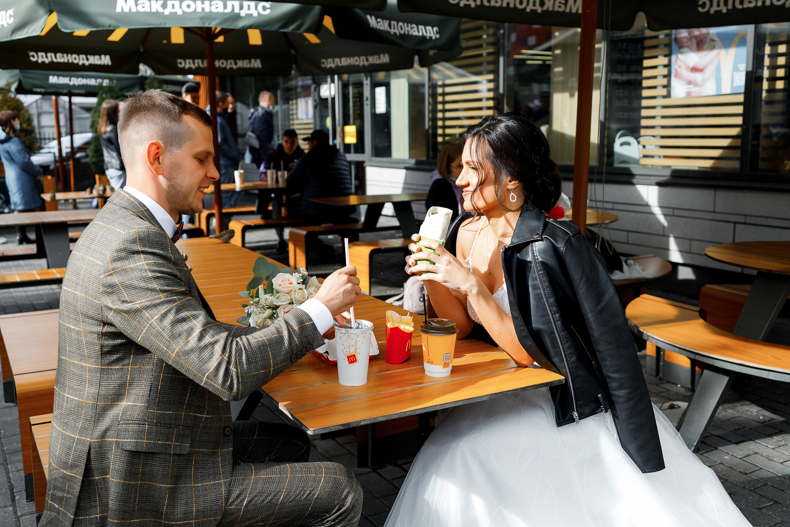 First look в уютном дворике гостиницы. Олег Сверчков | Свадебный фотограф Вологда