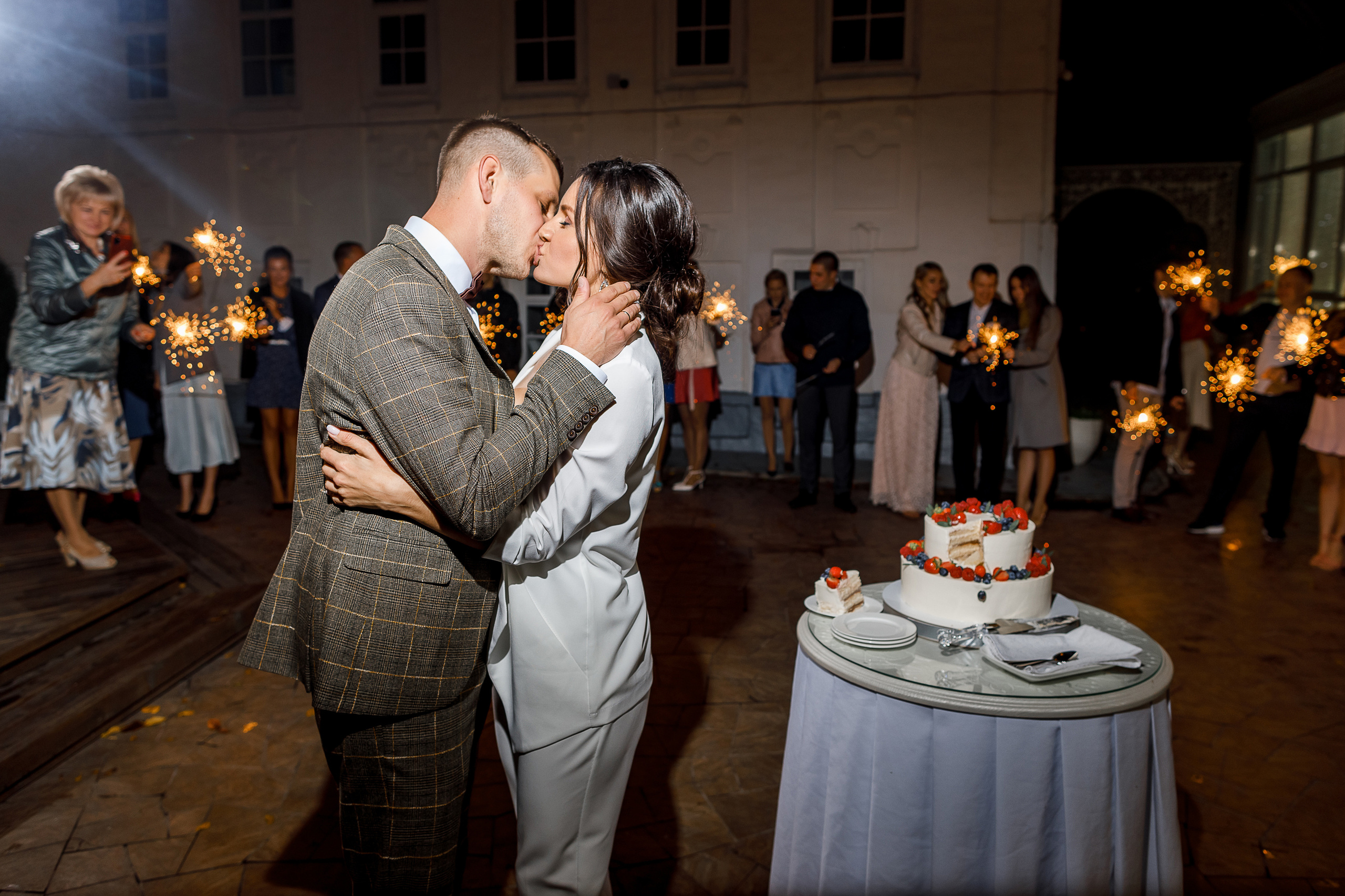 First look в уютном дворике гостиницы. Олег Сверчков | Свадебный фотограф Вологда