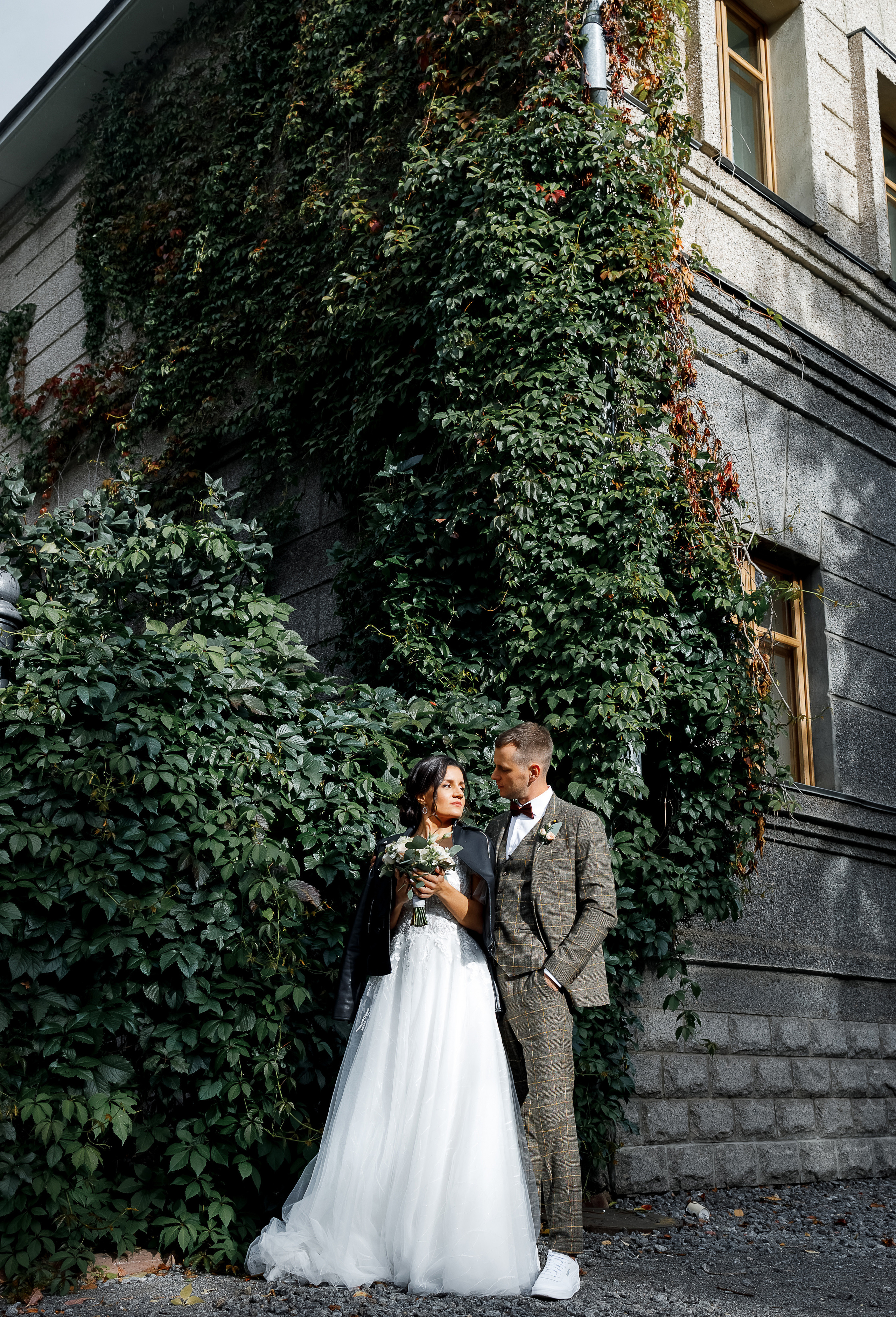 First look в уютном дворике гостиницы. Олег Сверчков | Свадебный фотограф Вологда