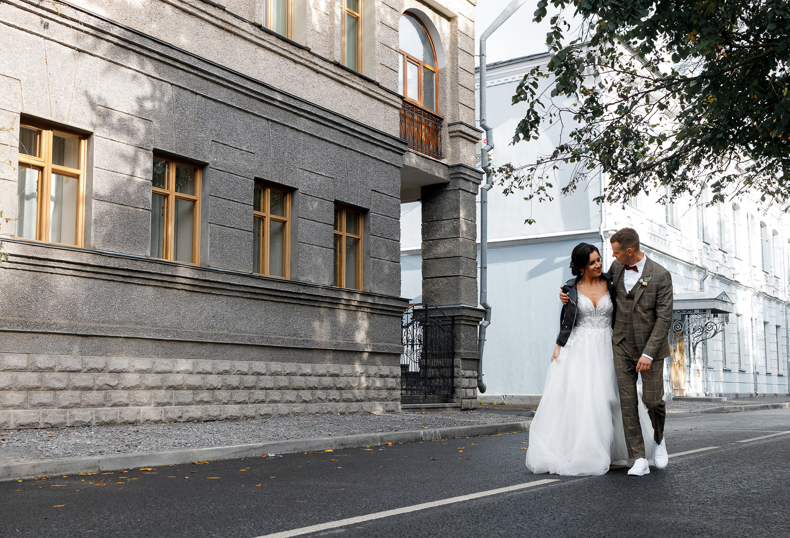 First look в уютном дворике гостиницы. Олег Сверчков | Свадебный фотограф Вологда